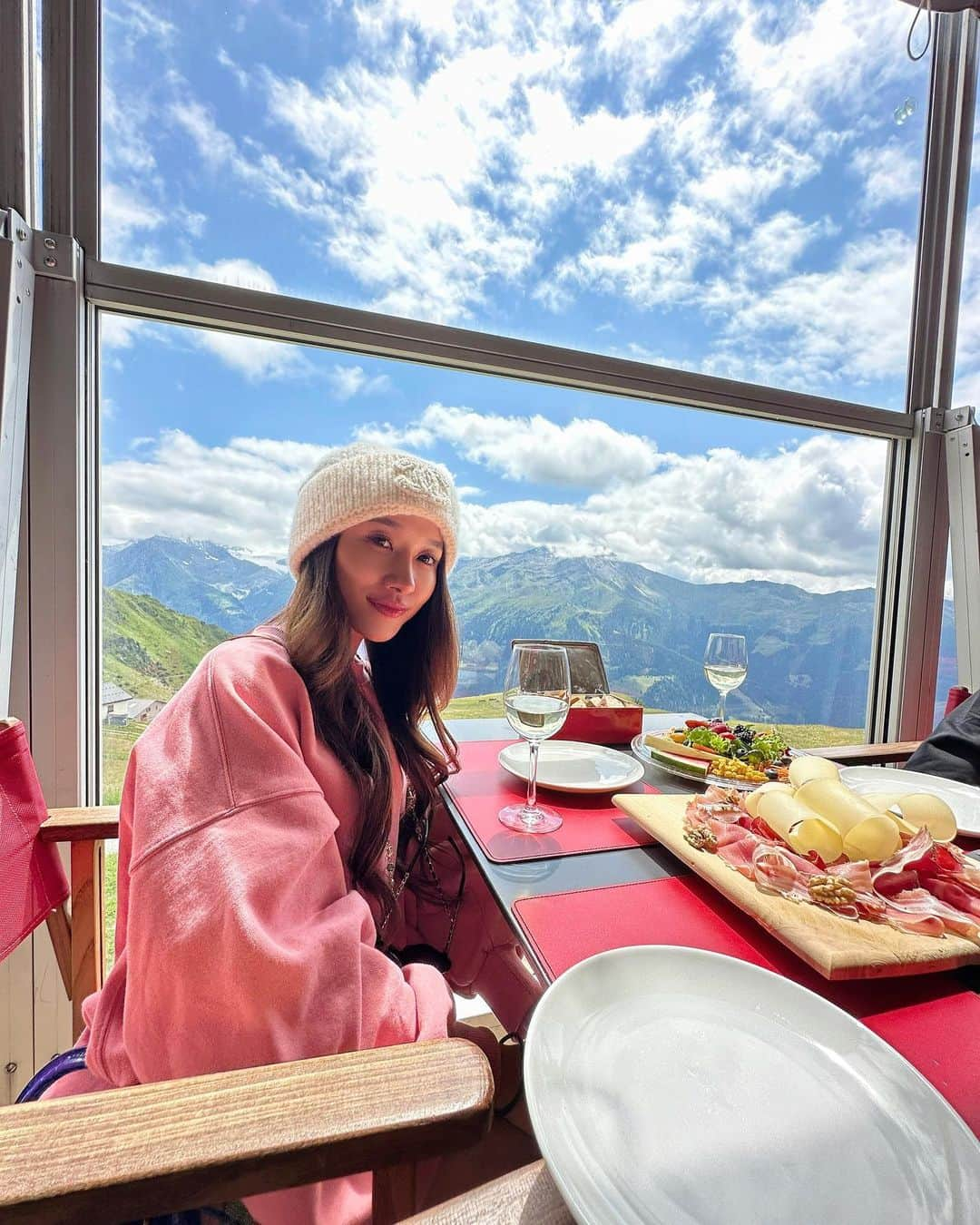 koyuのインスタグラム：「Love this kind of ambiance and so clean air 🐎🐾🍃❄️was kind of drank 😂bc love wines 😋🍷 . #switzerland #switzerland🇨🇭 #switzerland_vacations #switz #alps #alpsmountains #swissalps」