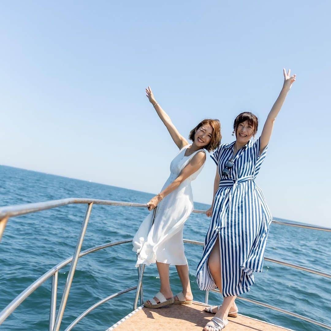 長谷川朋美さんのインスタグラム写真 - (長谷川朋美Instagram)「海の日に30年来の親友良子と弊社の船Monaco号でクルージング‼️😆 @ryokoodakura   ストーリーにはちょこちょこ上げてましたが POSTで全貌を公開するのは初かも⁉️  コロナ禍の時に購入しました😌  実は私、船舶免許持ってます🚢✨  ことの発端は、9年前位に訪れた モナコのボートショーでした！  ボートライフに憧れて😂❤️  ※詳しくはYouTubeで語っているので 　是非ご覧ください♡  もっともっとボートライフを 身近にしていきたいのですが、、  なかなか時間が取れずにいました😓 　 船の購入の際、良子には いろいろお世話になったので、 やっと一緒にクルージング出来て良かった🥹  やっぱり海辺の暮らしはやめられない👍  ※撮影の時のみ一瞬フロートベルトを外しています。 この日の運転は行きだけ少し私で、 基本的にはパパさん👨が  カメラマンの @reomars は船酔いしながらも 素晴らしい映像を撮ってくれました！w  感謝です❤️ありがとう😆  #boatlife #boat #cruiser #クルーザー #葉山 #hayama #hayamalife #海辺の暮らし #海の日 #monaco #船舶免許」8月14日 13時13分 - hasegawa.elena.tomomi