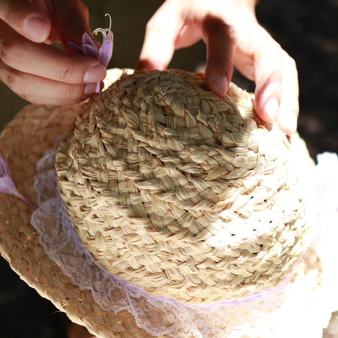 本仮屋リイナさんのインスタグラム写真 - (本仮屋リイナInstagram)「私が編んだラフィアの帽子に、娘が選んだレースのリボン👒🎀⁡ ⁡ ⁡リボンの色に合わせて、お花もつけるんですって🤭⁡⁡ ⁡ #ラフィア #ラフィア帽子」8月14日 13時28分 - riina_motokariya