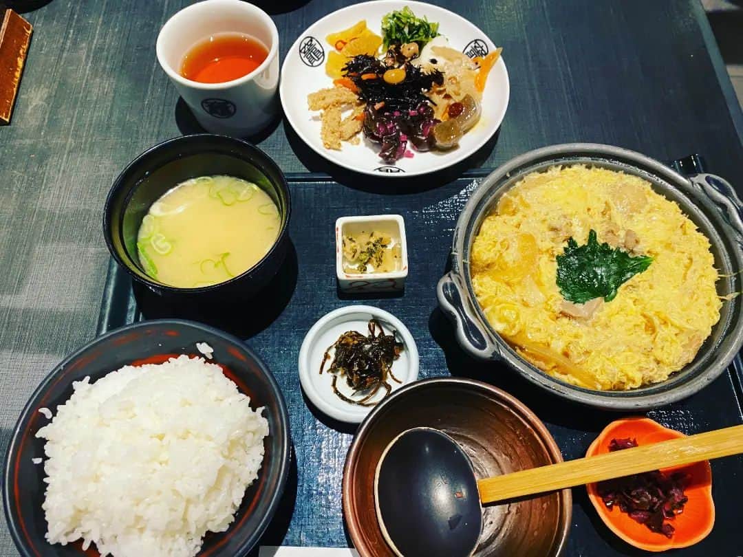 前原誠司のインスタグラム：「今日のお昼は、京都駅八条口の「竈炊き立てごはん圡井」さんで「地どりの卵とじ膳」と「だし巻き卵」をいただきました。とりの唐揚げ膳、親子丼で少し悩みましたが、竈で炊いたご飯も単独で味わうこともでき、全てとても美味しかったです。圡井さん、ご馳走様でした。（誠）#まえはランチ  https://map.yahoo.co.jp/v2/place/JaEq9zHa4WI?fr=sydd_p-grmspot-1-header_gs-ttl_lc」