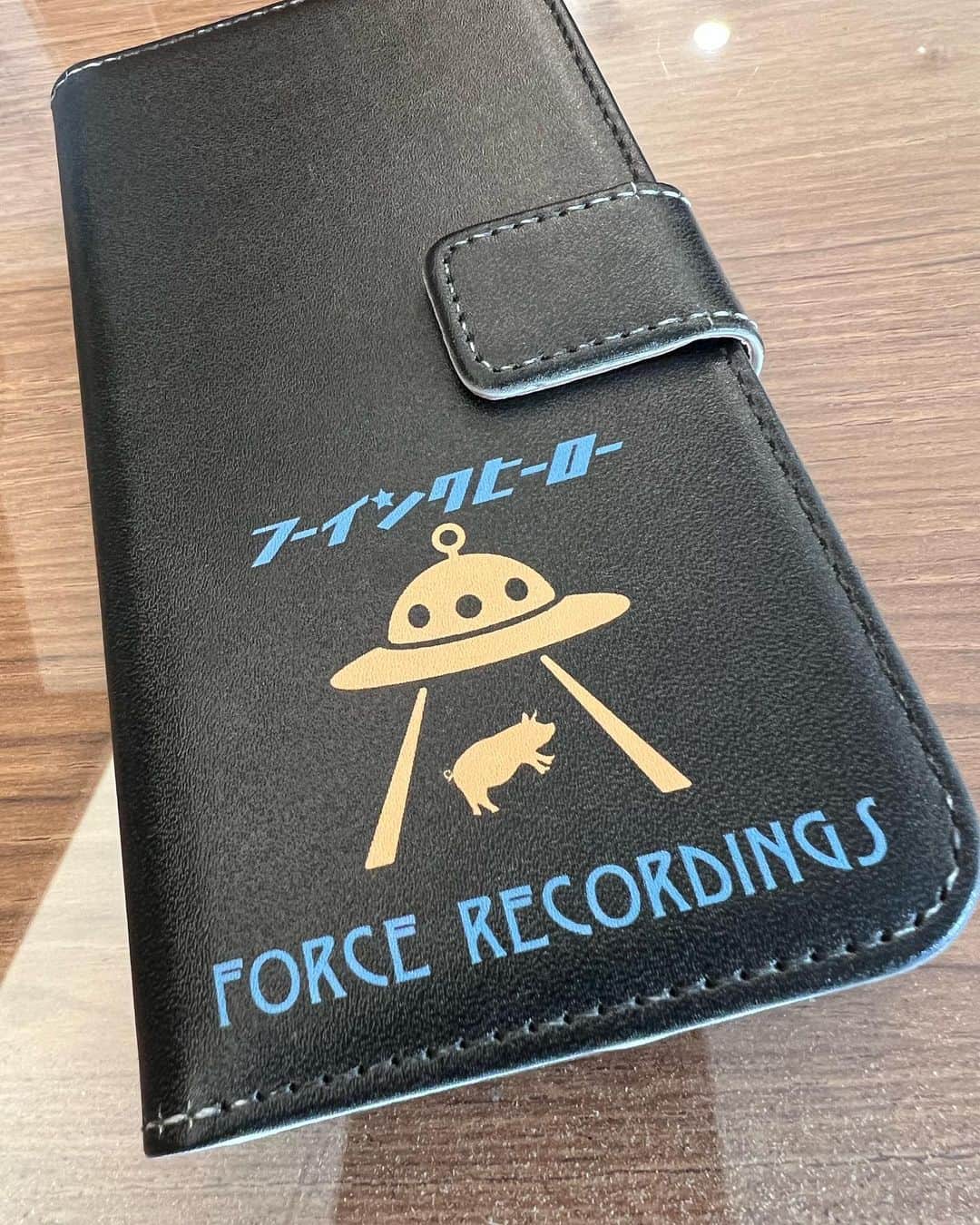 本間昭光のインスタグラム：「#booinghero とのコラボiPhoneケース、 おかげさまで完売との事。 ありがとうございます！  実は僕だけテストで作った色違いバージョン使ってます😅」