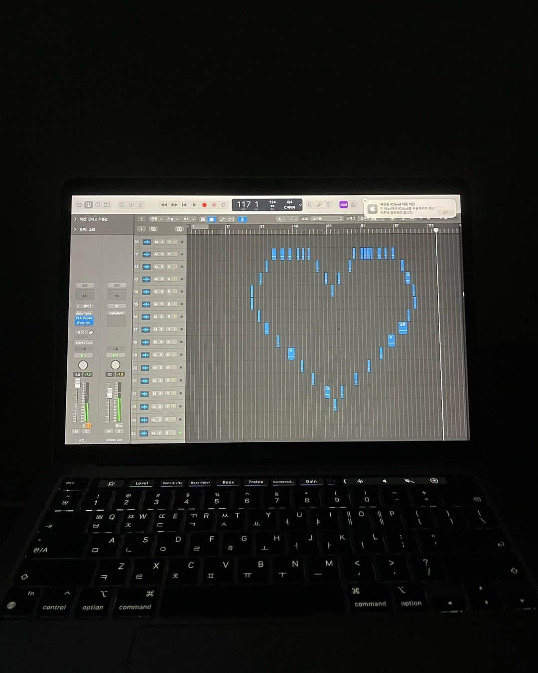 ソヨンのインスタグラム：「미니작업실💻」