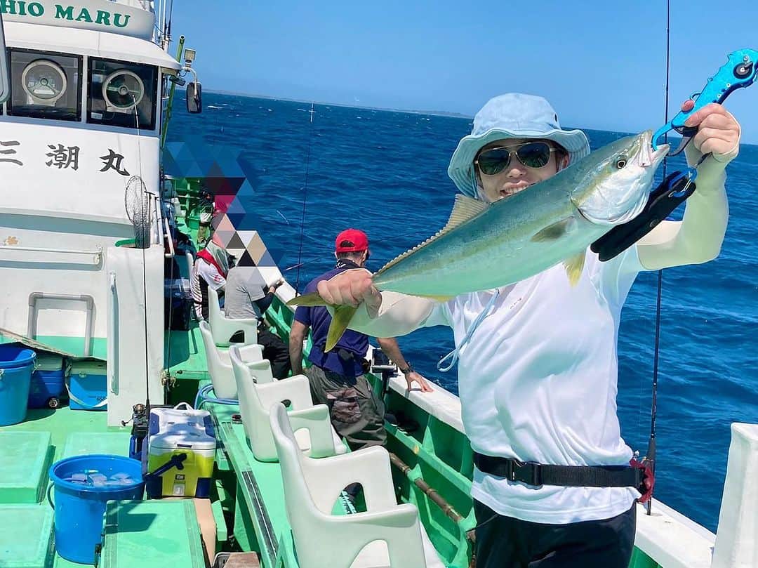 翠千賀のインスタグラム：「釣りに行きたいです。 何より釣りに行きたいです。 真鯛釣りに行って、テンヤでワラサ。 この日は鯛を見かけなかったしぶしぶデー。これを釣れただけでも嬉しかったけどね。 疲れたなと思ったら、釣りに行きたい、そんなお年頃。  #釣り  #釣りガール  #釣り女子　#海釣り　#飯岡　#千葉　#千葉県  #テンヤ」
