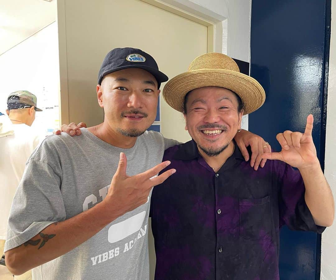 シーサーのインスタグラム：「． ． 湘南乃風 二十周年記念公演 「風祭り at 横浜スタジアム」  湘南乃風 初のバンドセットで 横浜スタジアムに参加させてもらいました  バンドでやりたいって話しをくれたBK！ 最幸なワクワクをいつもありがとう◎ （アンコール前のBKのMCグッときすぎて、、泣  カックイイがすぎる！）  いいね〜！最高！と笑顔で言ってくれて バンドを優しく迎えてくれた湘南乃風のアニキたち！ こんなステキな機会をありがとうございます。 感謝してます！！ タノシイがすぎました！！  そして短期間でグッドバイブス＆ナイスグルーヴで 曲を仕上げたバンドメンバー！リスペクト🤝  お客さんみんなと大勢のスタッフと一つになって、 みんなで湘南乃風をお祝いできたことが一番嬉しかった◎  ステキな想い出がまた増えました。 バンドで一緒に音を出して 20周年のお祝いができて感激！  改めて 湘南乃風20周年 おめでとうございます㊗️㊗️🎉  ピス！  #湘南乃風 #風祭り #横浜スタジアム」