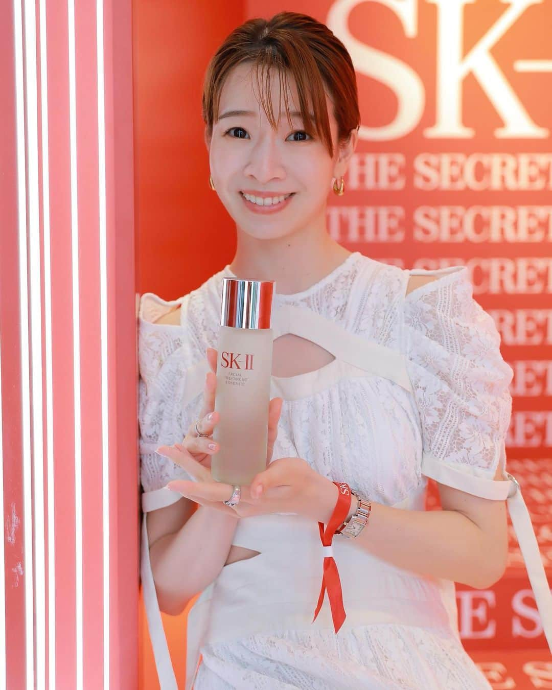 石井亜美さんのインスタグラム写真 - (石井亜美Instagram)「🤍  @skii のイベント！ Secret Key Houseに行ってお肌について学んできました。 フォトジェニックなスポット満載で感動した😳  SK-II独自の肌測定器(マジックスキャン)も 試すことができたよ！ (かなり細かく見れて面白かった)  思ったより若い肌年齢だったので、 小躍りして歓喜したものの😂 今後のスキンケアの課題も知ることができたので、 引き続きケアを頑張りたいと思います。  SK-IIの化粧水ピテラ™エッセンスは唯一無二ピテラ™️が90%以上も含まれていて、 ベタつきにくくサラッとしたテクスチャー。  みずみずしい質感がとても好き！ 基本的には乾燥肌なのですが、 夏場は毛穴も気になるんだよなぁ〜📝  ピテラ™エッセンスはシンプルケアで、 乾燥、毛穴、キメの乱れ、べたつきなど、 さまざまな悩みに寄り添ってくれるとのこと。 しっかりスキンケアして、引き続き夏を楽しみます！  肌測定は誰でも無料で店頭で受けられるみたいなので、 ぜひみんなも測定してみてね！  ピテラ™️:特別な酵母の株から、独自のプロセスで発酵させ生み出した、 SK-IIだけの天然由来成分( SK-II独自のガラクトミセス培養液-整肌保湿成分)  #SKII #ピテラエッセンス #secretkeyhouse」8月14日 19時29分 - ami_ishii_