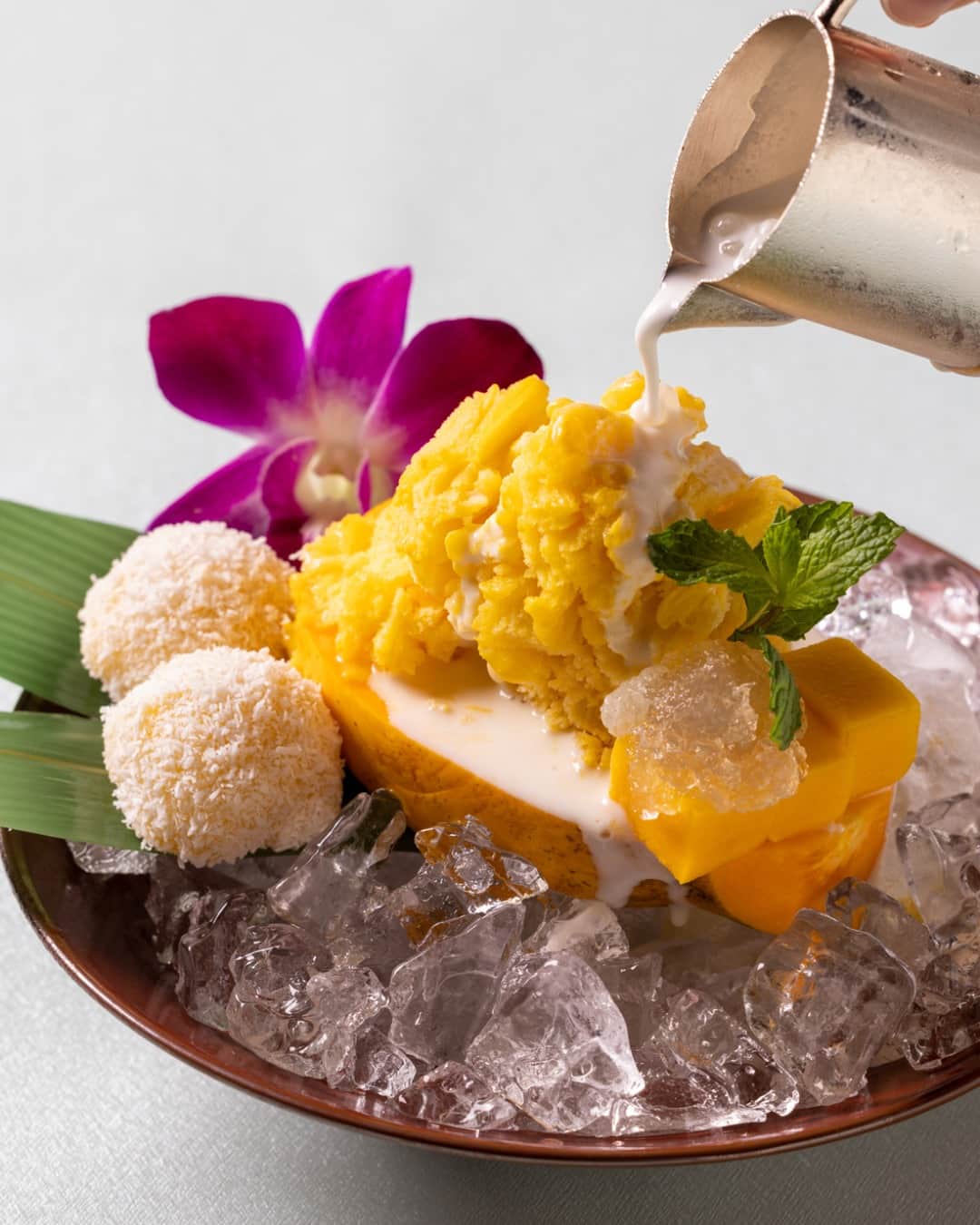 グランドハイアット東京さんのインスタグラム写真 - (グランドハイアット東京Instagram)「暑い日のお食事の後には、旬のマンゴーをふんだんにつかったラグジュアリーなかき氷はいかがですか。 器に見立てたパパイヤには、ふわふわのマンゴーかき氷に加え「チャイナルーム」の定番スイーツである杏仁豆腐やココナッツ団子、ツバメの巣をトッピング。さまざまな味わいを一皿で楽しむことができる、夏らしさ満点のスイーツです。 8/31までのご提供です。  Treat yourself to a deliciously refreshing shaved ice dish packed with juicy mango at Chinaroom. 🥭  A hollowed-out papaya forms a fruity base for this tasty mix of seasonal delicacies and Chinaroom classics, including fluffy mango shaved ice, almond tofu and the Chinese delicacy of edible bird’s nest, with coconut dumplings on the side.   Enjoy the symphony of flavors that bursts forth from this spectacular summer dessert.  Available only until August 31st.  #グランドハイアット東京 #grandhyatttokyo #grandhyatt #hyatt #worldofhyatt #tokyo #roppongihills #かき氷 #shavedice」8月14日 19時30分 - grandhyatttokyo