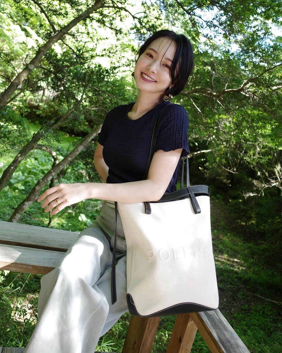 のインスタグラム：「🕊🌿🦢🌱🫧  -今日もしあわせの選択を-  .  旅バッグは、荷物をざくざくといれられる @polene_paris を持って出発！私の＋息子のも加わった持ち物は今までの倍以上に多くなったのでパカっと開く大きめサイズはとてもたすかる//  これに、さらに大きいバッグに、キャリーも持って◎数日だったけどなくて困るより、あったほうが方がいいよねと👶のことになるとついつい大荷物っ  POLENEは、新しく発売されたジュエリーコレクションもかわいくって、かわいくって！シンプル服にもポイントになるこのデザインがすきでした✨  .  自然の中でゆったり。スローな時間の流れ、気持ちよかったなぁ//  #summer #summerfashion #code #polene #poleneparis #バッグ #ピアス #夏コーデ #大人カジュアル #ママコーデ」
