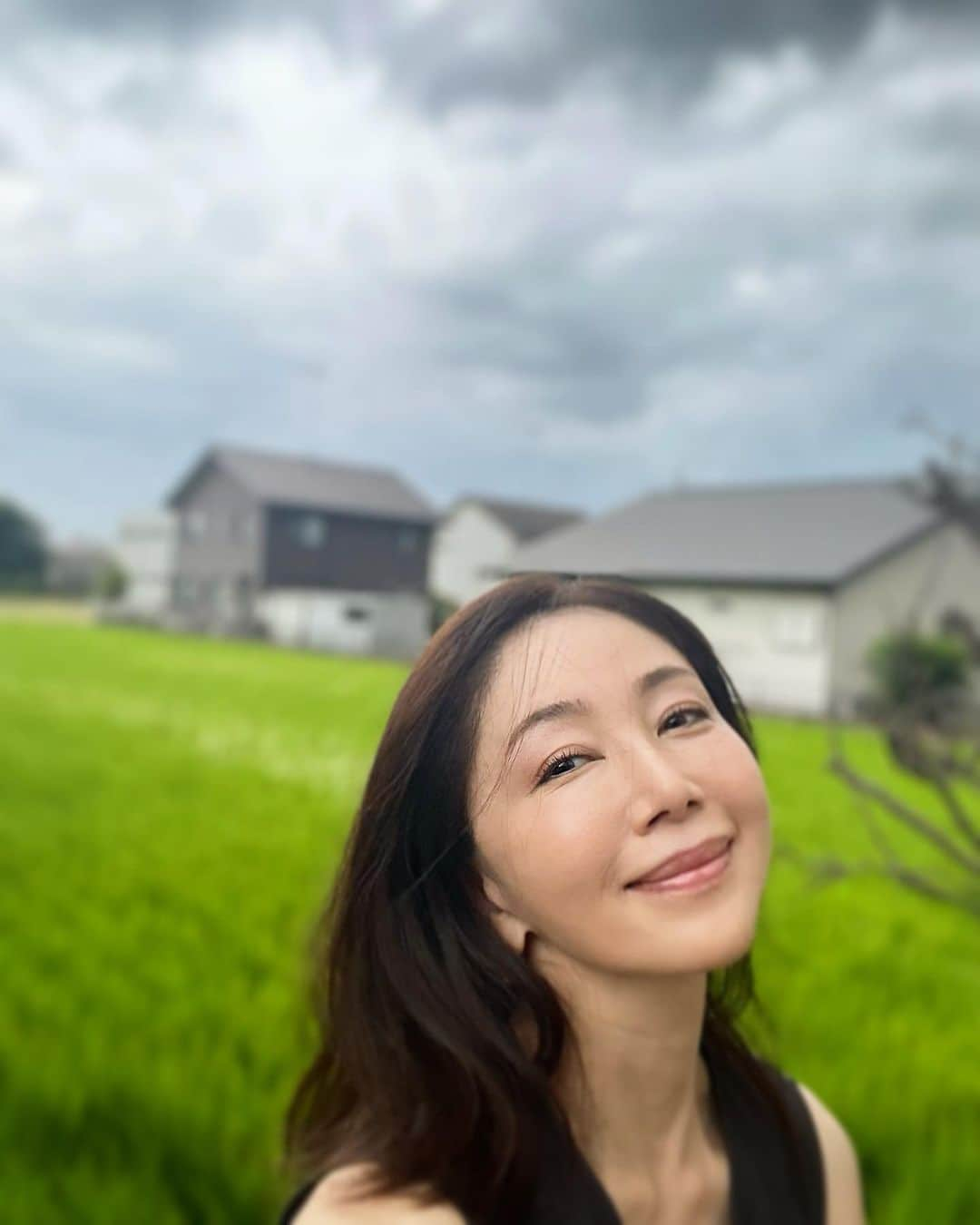 坂村かおるさんのインスタグラム写真 - (坂村かおるInstagram)「台風7号の影響で、不安定な天気が続いてますね☔️ ・ せっかくのお盆休みなのに、予定を変更をした人達も多いのでは？😢 ・  カエル達は、嬉しいそうに唄っていますが💦🐸 ・ 皆さんも、十分にお気を付けてお過ごしくださいね👋 ・ ・  いつも「いいね！」を頂きありがとうございます！ 皆さんのコメントに元気を貰っています😊  #クィーンオブ美魔女 #team美魔女 #美ST #坂村かおる #トータルビューティーアドバイザー #美しく老いる #バランス #美容 #コスメ #ファッション #今日のコーデ #トータルバランス #お洒落な人と繋がりたい #コスメ好きな人と繋がりたい #美意識高い人と繋がりたい #美魔女 #美魔女が変わる #アップデートしてる人と繋がりたい #自分らしくアップデート」8月14日 14時11分 - kaoru.sakamura