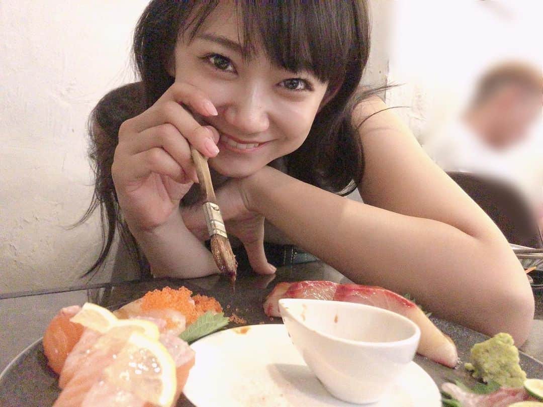 相沢菜々子さんのインスタグラム写真 - (相沢菜々子Instagram)「刺身に醤油を塗るわたしです 中々こういう写真撮られることないから新鮮な気持ち刺身だけに」8月14日 14時11分 - nanako_aizawa