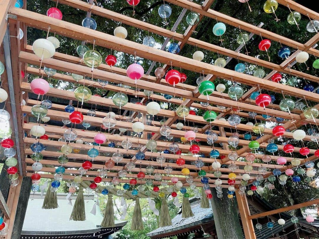 川越氷川神社さんのインスタグラム写真 - (川越氷川神社Instagram)「. 今日は断続的に雨、そしてやや強い風が吹いています。 鳥居下と拝殿横の風鈴棚の短冊は風鈴破損防止のため外しました。また、夕方以降防風ネットを付ける予定です。  本殿横風鈴回廊は現時点では通常どおりです。  #川越氷川神社 #縁むすび風鈴 #台風7号  #台風対策  #神社 #埼玉 #川越市 #川越 #kawagoe  #kawagoehikawashrine」8月14日 14時06分 - kawagoe_hikawa