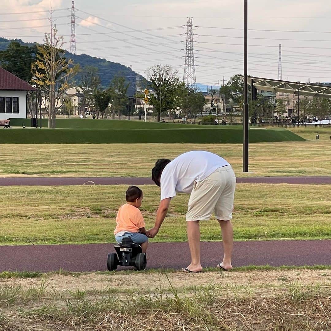 木村安梨沙のインスタグラム：「🏍️ なんか乗れるようになってて感動した😹 最近は1日1単語ずつ覚えてて 昨日は暑かったからオムツはずして お股にふぅ〜って息かけて すっずしいぃ〜⤴︎（涼しい）って旦那さんが言ってたら それ言い出して可愛すぎて笑った😆❤️ それからエアコンの風とか当たると 言うようになってて意味もわかってるんだと。 それでもさ ダメ！って怒ったことに関しては 何度もするんだけどなぁぜなぁぜ？笑」