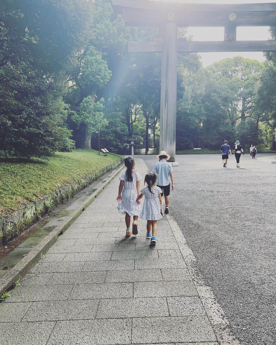 友利新さんのインスタグラム写真 - (友利新Instagram)「夏休みに入ってから子供達と一緒に朝のお散歩をしています。 今朝は参拝がてら明治神宮へ。 気温もそこまで高くなかったし、空気が澄んでいるのでとても気持ちよい一日のスタートになりました。 あ、もちろん私は紫外線対策の為の忍者スタイルです🥷 #朝さんぽ  #あさんぽ」8月14日 14時09分 - aratatomori