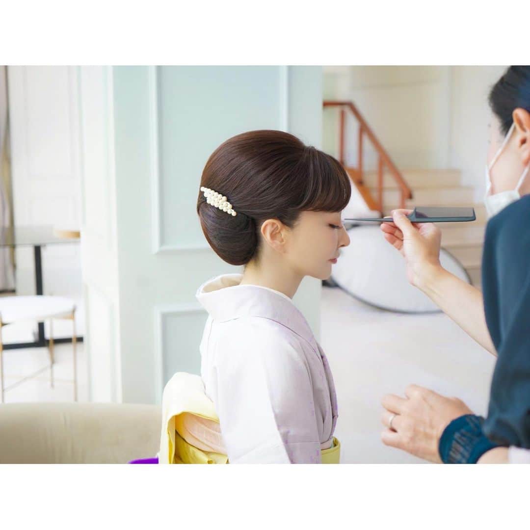 石井美保のインスタグラム：「本日はお着物の撮影でした。 いつもお願いしている星山先生と高倉先生のプロフェッショナルなお仕事に支えて頂き、今日も素晴らしい仕上がりになりました。 9月にまたお知らせしますね。#mihoishii_着物」