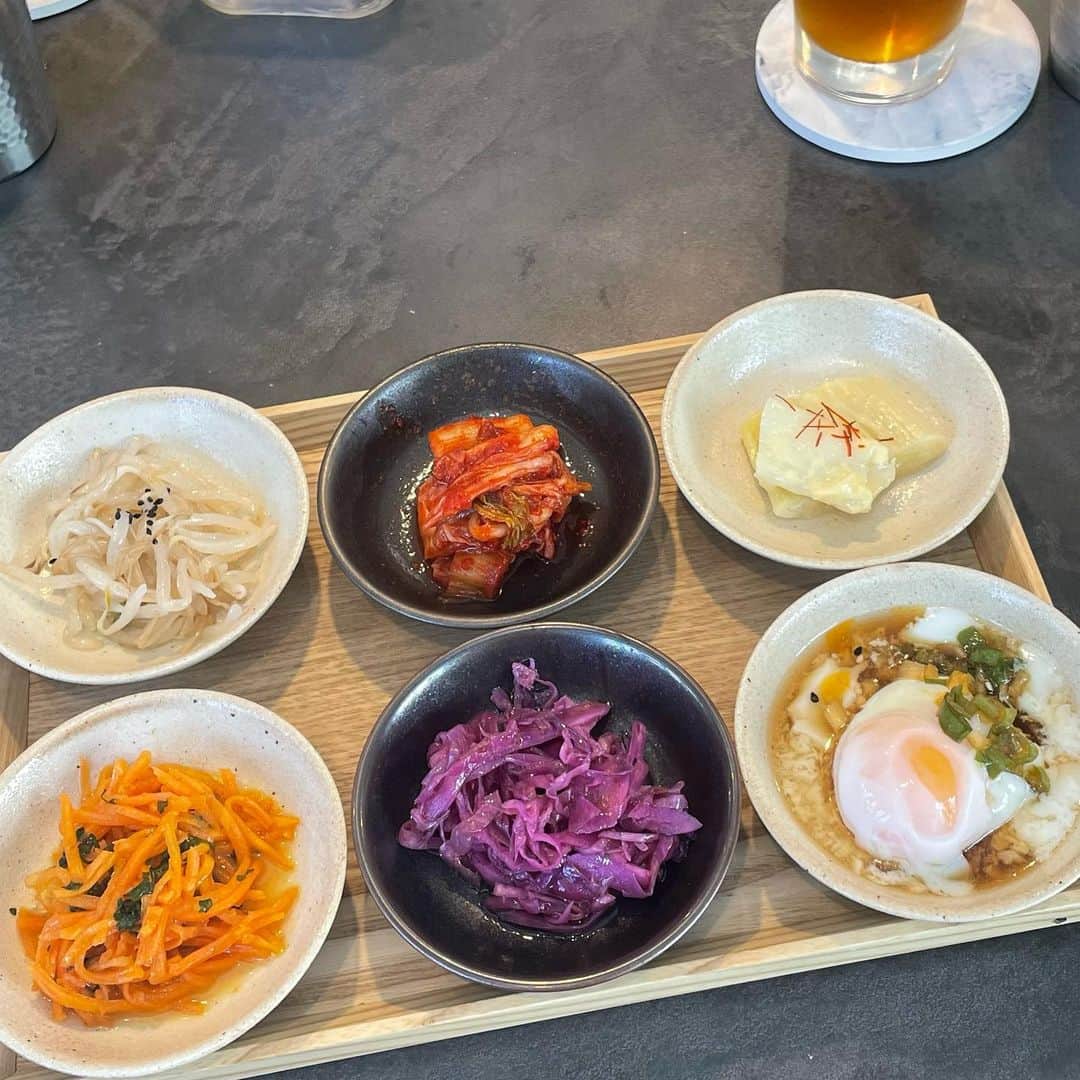 山﨑愛麻さんのインスタグラム写真 - (山﨑愛麻Instagram)「⠀ 表参道にある、おしゃれで 満足度が高すぎる参鶏湯専門店に 行ってきました😽✨  メニューは 6種類のおかずと とろっとろで濃厚な参鶏湯のセット のみです！  仕上げを店員さんが目の前でしてくれます☺️ 可愛いボトルに入った薬膳茶も 飲みやすくて美味しかったです🍃♡  薬膳を美味しくいただけて 大満足でした🤍美味しい参鶏湯を食べたい方は是非！⠀ ⠀  ⠀  ⠀   #表参道カフェ#表参道ディナー#表参道デート#参鶏湯#東京ランチ#東京グルメ#韓国料理ランチ #参鶏湯ランチ  #表参道グルメ #渋谷ランチ #渋谷グルメ #韓国料理 ＃表参道ランチ #shiarisamgyetang  #薬膳料理 #薬膳茶」8月14日 19時00分 - ema_yamazaki