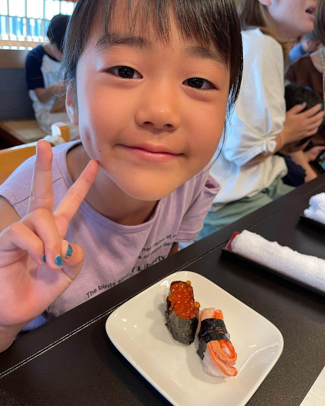 柴崎貴広のインスタグラム：「2023.8.13  子どもたちの大好きなお寿司🍣   怪獣くんを抱きながらのお寿司だったけど、やっぱり美味しかった🤤   #寿司栄総曲輪店   #富山県  #富山市  #お寿司  #夏休みの思い出 in富山」