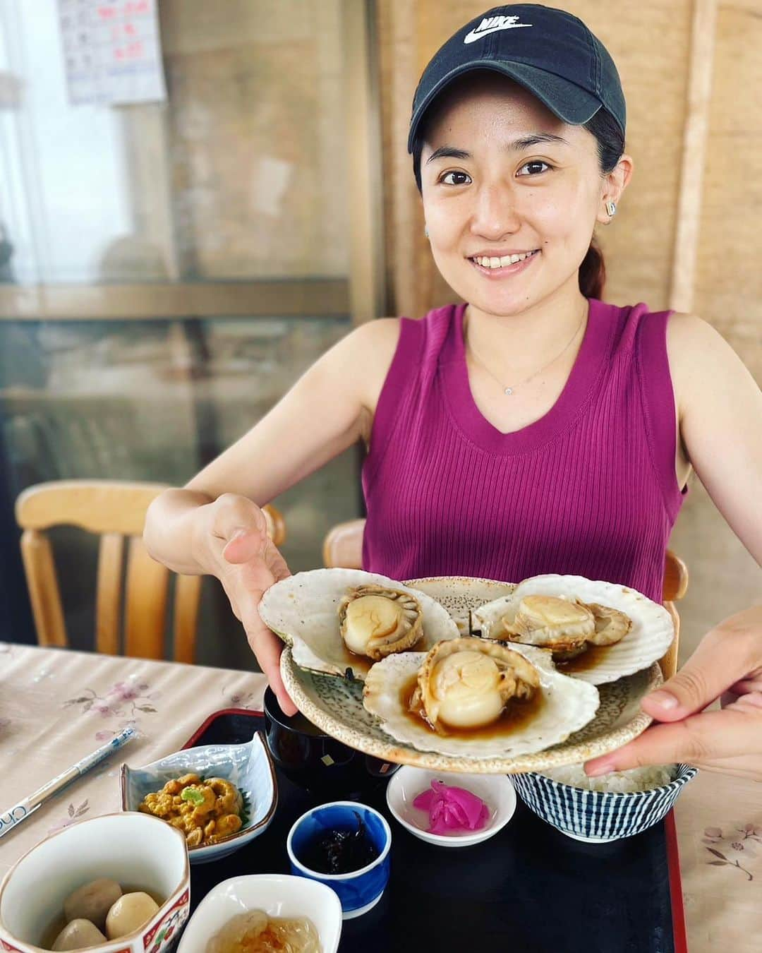 槙あやなさんのインスタグラム写真 - (槙あやなInstagram)「美味しいもの備忘録【青森編】  青森では美味しい想い出がいっぱい。  しっかり振り返っとこう。  青森で旬のホタテは食べておかないと！いうことで、伺ったのは 「もりや商店」さん。  浅虫温泉という のどかな温泉地&海岸そばの 個人的にはかなり大好きな雰囲気の ローカル食堂。  そこでいただいたホタテは 大きい！ やわらかーい！！ あまーーーーーい！！！の 最高な三拍子😆  お刺身でも、焼いても美味すぎた。  そして、贅沢なウニ刺しも 美味しくて涙出るかと思った。  おかげさまで、今年分のホタテは いただけたんじゃないかというくらい 堪能できました。  穏やかな海を眺めるのも最高だったし また行きたいです。  #美味しいもの #備忘録 #食べることは生きること #青森 #浅虫温泉 #ホタテ #ウニ #朝から贅沢」8月14日 14時30分 - ayana_maki