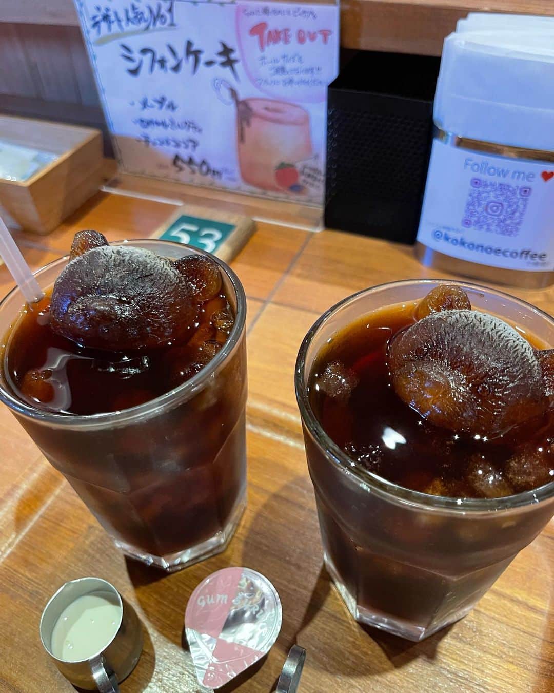 中島浩二さんのインスタグラム写真 - (中島浩二Instagram)「可愛いアイスコーヒーだっただすーー🤣🤣🤣  いやーー、毎日暑いんでアイスコーヒー飲もうと注文したら、クマさんがアイスコーヒーの中で気持ち良さそうに浮かんでただすーー😅😅😅  これは、気持ち良いだろーなー😊  溶けても薄くならない氷が、クマさんだっただすーー😵  せっかくだから、シフォンケーキも行っちゃった😊  なんか、思いがけず、ホッとした瞬間だったなー😊😊😊  是非‼️  #九重珈琲　#九重珈琲長住店　#福岡カフェ　#クマ氷」8月14日 14時31分 - koji_nakajiii