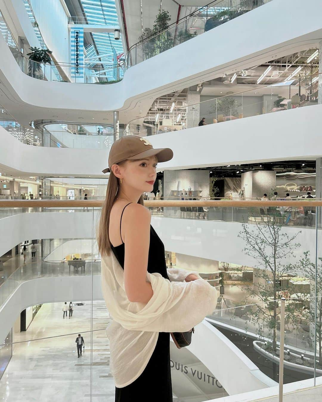 渚のインスタグラム：「.  📍THE HYUNDAI SEOUL お洒落なブランドやカフェが たくさん入ってて楽しかった🥰  韓国で肩ボトしてきたから 気になってた肩のふくらみ なくなるといいなぁ🥺✨ 今はまだ筋肉痛みたいな感じ！  .  #韓国旅行 #現代ソウル #ザヒュンダイソウル」