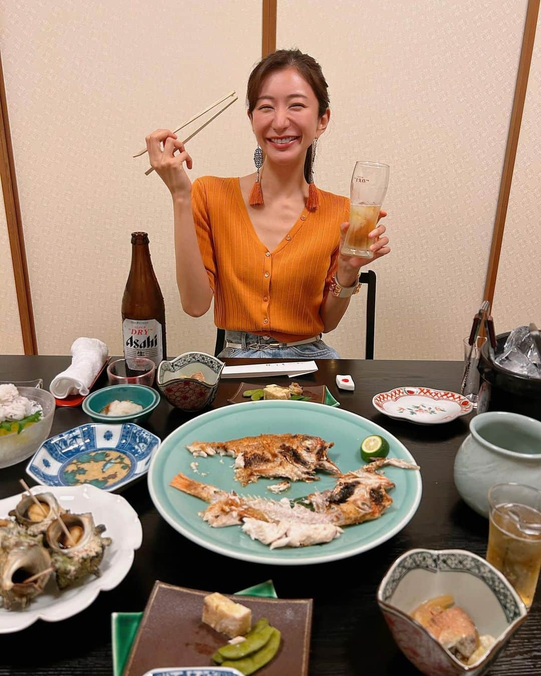 中村江莉香さんのインスタグラム写真 - (中村江莉香Instagram)「#金沢行こう 😋🇯🇵 お盆休暇🤍 突然の#金沢旅 🚄🤍🤍弾丸の滞在時間20時間🫣‼️笑  #グランクラスデビュー しましたよ🤩 3時間半もあっと言う間💋 ゆったり過ごせて快適でした🫶(乗り物大好き😊)  #キャリーケース に２人分の荷物をつめて移動⭕️ #PIANO Ⅱは軽くて#usbポート付き なので#旅のお供 に最適です🇯🇵  当日予約して行き当たりばったりの旅😍 めっちゃ楽しかった😂♡  #スーツケース #PR #大人旅行 #金沢観光 #金沢 #金沢駅 #東茶屋街 #近江町市場 #21世紀美術館 #石川県 #kanazawa #金沢グルメ #金沢市 #金箔ソフト #金箔 #金箔かき氷 #金箔かき氷抹茶 #金箔アイス #金沢駅 #石川県グルメ #むら吉 #東茶屋街グルメ #えりか旅行 #プチ旅行 @andwear_brand」8月14日 14時33分 - erica_nakamura