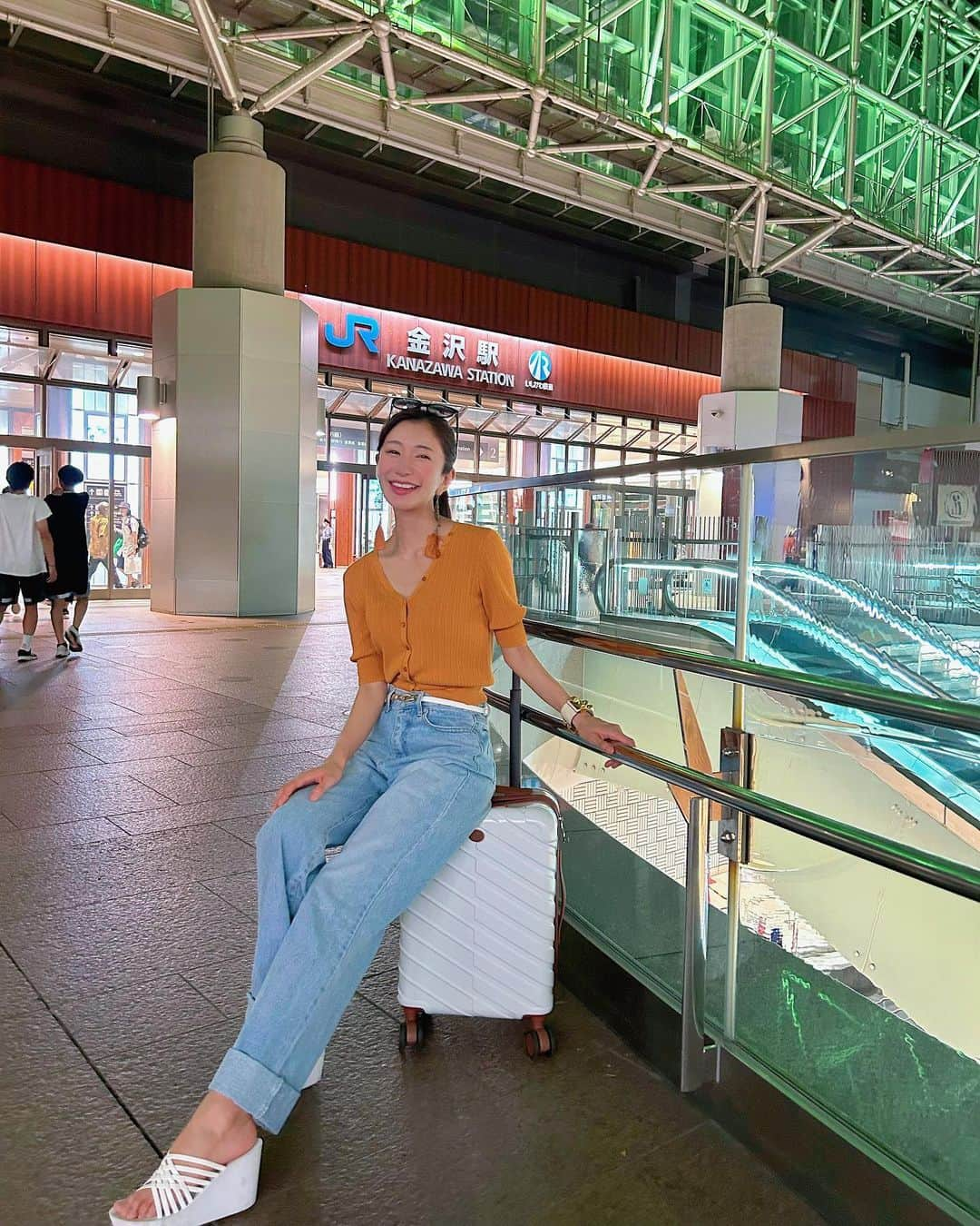 中村江莉香のインスタグラム：「#金沢行こう 😋🇯🇵 お盆休暇🤍 突然の#金沢旅 🚄🤍🤍弾丸の滞在時間20時間🫣‼️笑  #グランクラスデビュー しましたよ🤩 3時間半もあっと言う間💋 ゆったり過ごせて快適でした🫶(乗り物大好き😊)  #キャリーケース に２人分の荷物をつめて移動⭕️ #PIANO Ⅱは軽くて#usbポート付き なので#旅のお供 に最適です🇯🇵  当日予約して行き当たりばったりの旅😍 めっちゃ楽しかった😂♡  #スーツケース #PR #大人旅行 #金沢観光 #金沢 #金沢駅 #東茶屋街 #近江町市場 #21世紀美術館 #石川県 #kanazawa #金沢グルメ #金沢市 #金箔ソフト #金箔 #金箔かき氷 #金箔かき氷抹茶 #金箔アイス #金沢駅 #石川県グルメ #むら吉 #東茶屋街グルメ #えりか旅行 #プチ旅行 @andwear_brand」