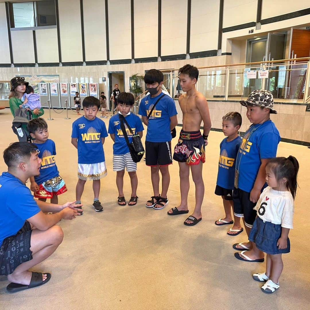 弘輝さんのインスタグラム写真 - (弘輝Instagram)「ONE TEAM WORLDTREEGYM  #ボクシング #ムエタイ #キックボクシング #muaythai #kickboxing #弘輝 #k1wgp #パーソナルトレーニング #ジム #フィットネス #ダイエット #ワークアウト #エクササイズ #筋トレ #ミットトレーニング #有酸素運動 #代謝率アップ #脂肪燃焼 #ストレス発散 #運動不足解消 #意識高め #戦う女子 #キック女子 #大人の部活 #ダイエット #エクササイズ #フィットネス #キックボクシング #キックネス」8月14日 14時34分 - hiroki.k1official