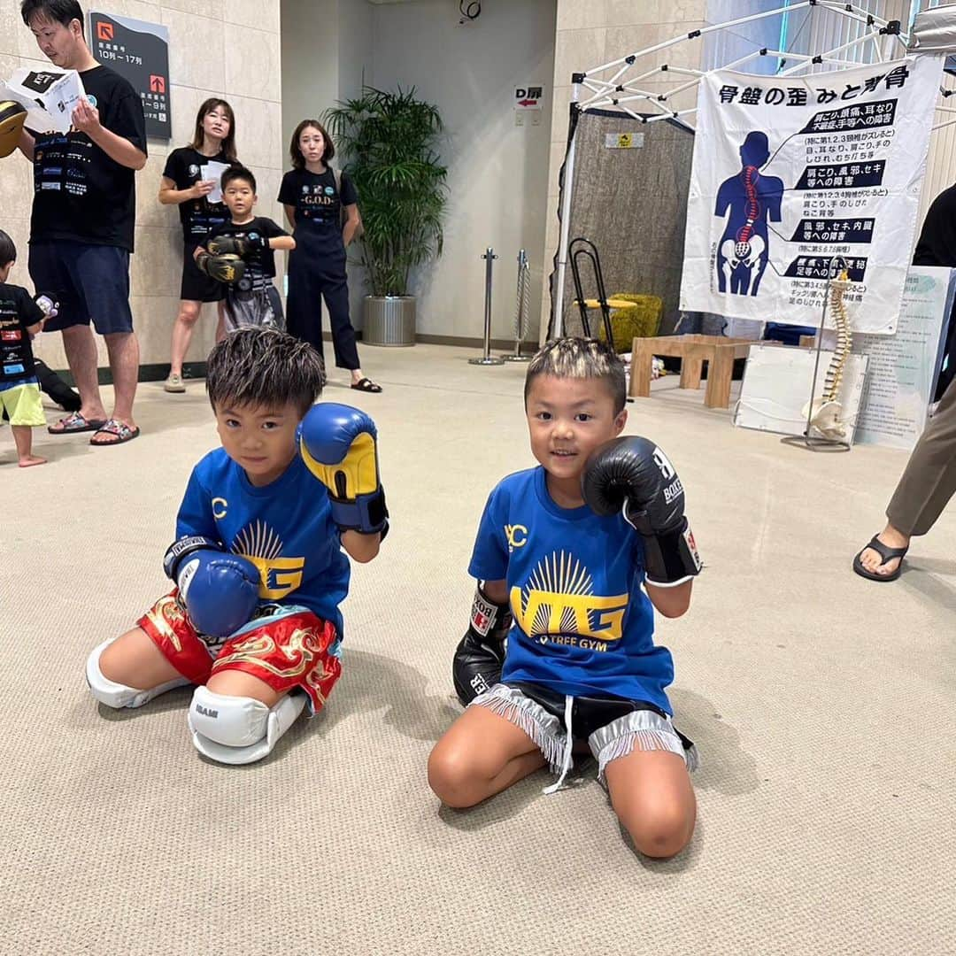 弘輝さんのインスタグラム写真 - (弘輝Instagram)「ONE TEAM WORLDTREEGYM  #ボクシング #ムエタイ #キックボクシング #muaythai #kickboxing #弘輝 #k1wgp #パーソナルトレーニング #ジム #フィットネス #ダイエット #ワークアウト #エクササイズ #筋トレ #ミットトレーニング #有酸素運動 #代謝率アップ #脂肪燃焼 #ストレス発散 #運動不足解消 #意識高め #戦う女子 #キック女子 #大人の部活 #ダイエット #エクササイズ #フィットネス #キックボクシング #キックネス」8月14日 14時34分 - hiroki.k1official