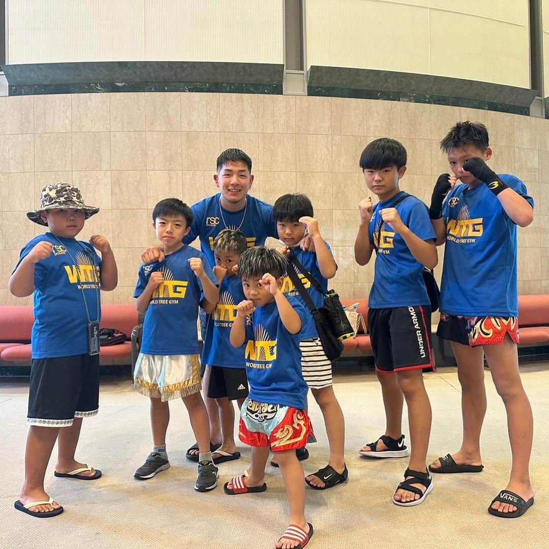 弘輝のインスタグラム：「ONE TEAM WORLDTREEGYM  #ボクシング #ムエタイ #キックボクシング #muaythai #kickboxing #弘輝 #k1wgp #パーソナルトレーニング #ジム #フィットネス #ダイエット #ワークアウト #エクササイズ #筋トレ #ミットトレーニング #有酸素運動 #代謝率アップ #脂肪燃焼 #ストレス発散 #運動不足解消 #意識高め #戦う女子 #キック女子 #大人の部活 #ダイエット #エクササイズ #フィットネス #キックボクシング #キックネス」