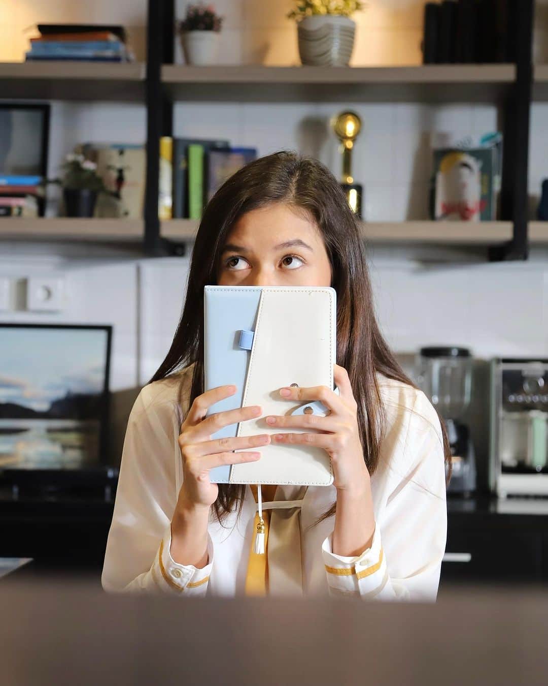 ユキ・カトウのインスタグラム：「Siapa yg udah ketemu Ella di @filmldr hayooo angkat tangannya!! Belum ketemu? Parah siiiiiii buruan ke @maxstream.tv deh sobat!  #diaryukikato」