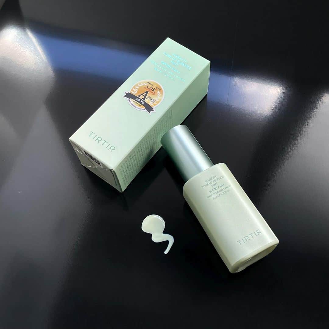 のインスタグラム：「@tirtir_jp_official  大人気のマスクフィットトーンアップエッセンスから カラーコントロール機能が加わった新色が発売〜◎  ミントを選んだよ🌿 水分ベースにグリーントーンの鎮静パウダーを加えて 赤みが気になる肌を補正する #ミントトーンアップエンス SPF30 PA++  他にくすんだ黄みを補正する #ラベンダートーンアップエッセンス もあるよ🪻♡  頬や、小鼻などの赤みが気になるところに！ これ1本で、お肌のコントロールできるから ナチュラルメイクでも濃いメイクでも◎  伸びがよくて使いやすかった〜😙  #TIRTIR  #pr #トーンアップエッセンス  #化粧下地 #カラーベース  #トーンアップサンエッセンス  #トーンアップベース #メイクベース」