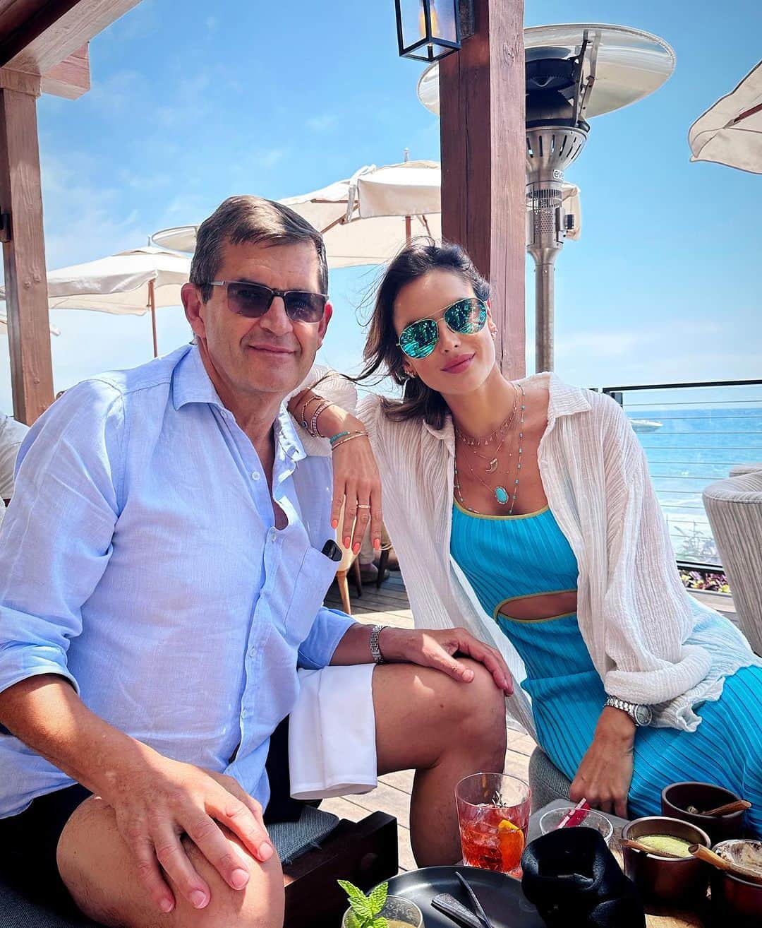 アレッサンドラ・アンブロジオのインスタグラム：「Celebrando o dia dos pais com o meu  @luiznicolauambrosio !!! 💙 Te amo pai e obrigada por estar sempre comigo me ensinando, protegendo e inspirando a nossa familia!!! 🫶🥰」