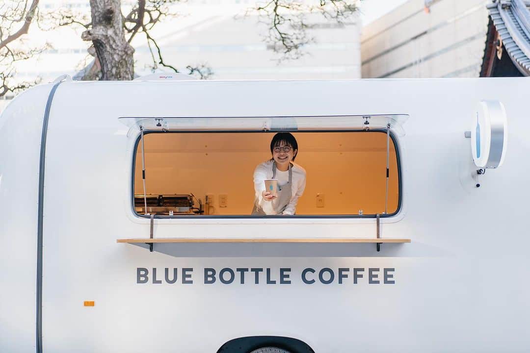 Blue Bottle Coffee Japanさんのインスタグラム写真 - (Blue Bottle Coffee JapanInstagram)「Hello Kagoshima💙⁠ 9月6日(水)から、山形屋（鹿児島）にブルーボトル コーヒートラックとポップアップストアが登場いたします！⁠ ⁠ 鹿児島エリアにブルーボトル コーヒートラックが出店するのは、今回が初めてです🎉⁠ ⁠ ⁠ コーヒートラックでは主に、アウトドアシーンに向けて開発された「アウトドア ブレンド」でお作りしたエスプレッソドリンクや、ご注文をいただいてから 1 枚ずつ丁寧に焼き上げ熱々な状態でご提供する、ブルーボトルコーヒーのアイコンメニュー「リエージュ ワッフル」をご提供いたします。⁠ ⁠ ポップアップストアでは、鹿児島を拠点に活躍される「Akihiro Woodworks」と「ONE KILN」が新たな取り組みとしてコラボレートし誕生したカップに、ブルーボトルコーヒーの抽出殻で作られたコーヒー釉薬を塗って仕上げた「ジンカップ セラミック - コーヒーグレーズ -」と、「ジンカップ ウルシ ハイブリッド L」の表面に彫り加工を施したものを数量限定で先行発売いたします✨⁠ ⁠ ⁠ そのほか、国内の自社焙煎所で焙煎したフレッシュなコーヒー豆や、日々のコーヒーライフを彩る抽出器具やマグカップなどのオリジナルアイテムをバラエティ豊かにご用意しております。⁠ ⁠ 鹿児島エリアのみなさまにコーヒートラックとポップアップストア、両方を通してブルーボトルコーヒーの世界観をお楽しみいただけると嬉しいです。⁠ ⁠ ＊コーヒートラックとポップアップストアは開催期間と場所が異なりますのでご注意ください。⁠ ＊「ジンカップ セラミック - コーヒーグレーズ -」と「ジンカップ ウルシ ハイブリッド L」は店頭での販売となります。詳細は8月30日(水)午前10時以降、山形屋のHPにてご確認ください。⁠ ⁠ ⁠ ーーーーーーーーーー⁠ ブルーボトルコーヒー ポップアップストア 山形屋（鹿児島）⁠ 期間：2023年9月6日(水)〜 9月19日(火)⁠ 場所：⁠〒892-8601 鹿児島県鹿児島市金生町3-1　山形屋1階 STAGE101⁠ 営業時間：10:00-19:00　※最終日のみ16:00まで⁠ ーーーーーーーーーー⁠ ブルーボトル コーヒートラック 山形屋（鹿児島）⁠ 期間：2023年9月6日(水)〜 10月3日(火)⁠ 場所：〒892-8601 鹿児島県鹿児島市金生町3-1　山形屋2号館1階 中央玄関横イベント広場⁠ 営業時間：10:00−19:00　※ 最終日のみ16:00まで⁠ ーーーーーーーーーー⁠ ⁠ ＊悪天候の際など、営業日や時間が変更となる場合がございます。⁠ ＊営業状況などのコーヒートラックの最新情報は、ブルーボトルコーヒー 公式 Twitter (@ bluebottlejapan) にてお知らせしていきます。⁠ ⁠ ⁠ ⁠ #yamakataya⁠ #AkihiroWoodworks⁠ #jincup  #onekiln⁠ #ブルーボトルコーヒー⁠ #ブルーボトルコーヒートラック⁠ #BlueBottleCoffee⁠ #BlueBottleCoffeeTruck」8月14日 15時00分 - bluebottlejapan