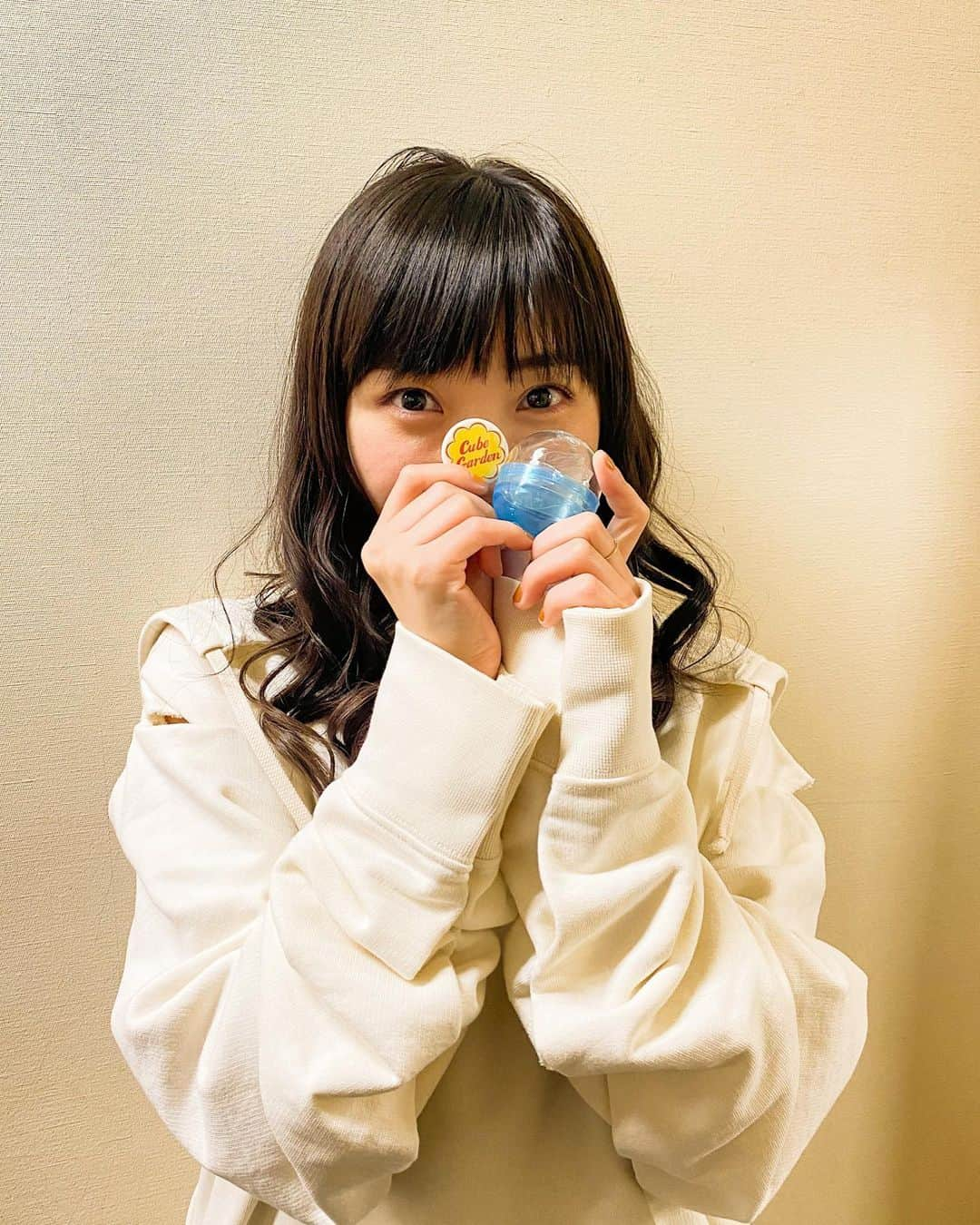 有安杏果のインスタグラム：「♪ ⁡ 嬉しいお知らせ⛄️❄️ リルハー札幌公演決まりました‼️ 12月15日cube garden♪(2年前と同じ場所です♡) ⁡ 北海道でもライブやりたいな〜と思ってて、スタッフさんにお願いしてずっと調整してもらってました！ なので実はこの間のリルハー夏公演の時はまだ絶賛調整中で発表出来ず… ⁡ なんとかぎりぎりチケット受付開始までに開催確定間に合いました🏃‍♀️✨ 2年ぶりに会えるの楽しみにしてます♪ ⁡ 冬の北海道…🌽🐟🦀🍛🐄 完全防寒で行くので待ってて下さい☺️🧣 ⁡ #acoustictour #piano #guitar #弾き語り #alittleharmony #リルハー #北海道 #でっかいどう #札幌」