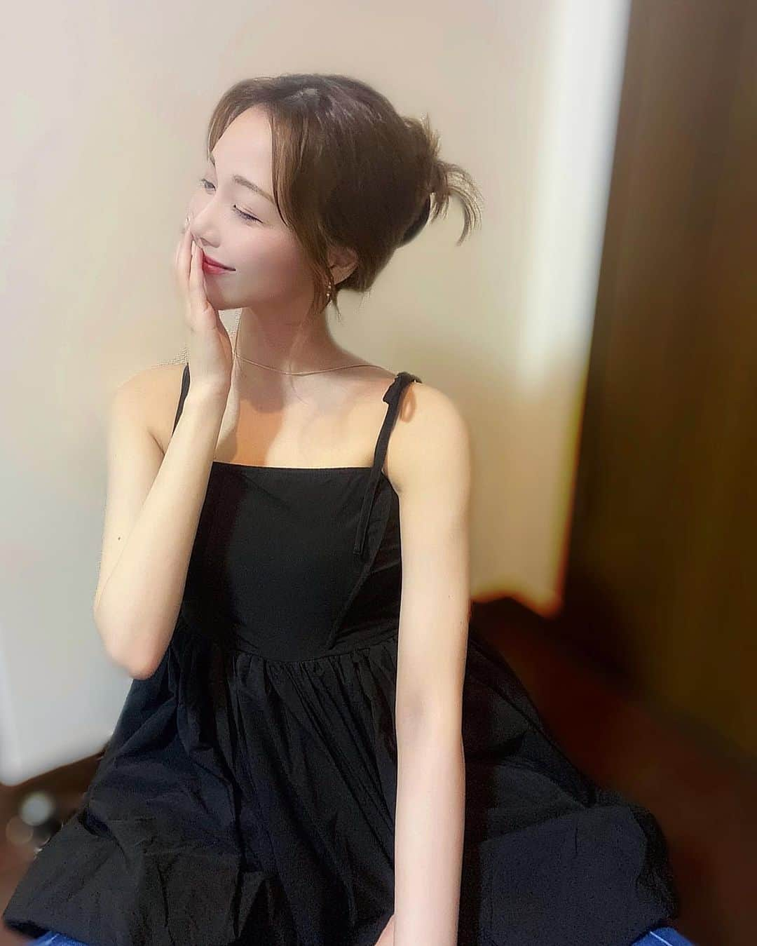 石川晶子（あきぽよ）さんのインスタグラム写真 - (石川晶子（あきぽよ）Instagram)「このトップスというか ワンピにもなるんだけど めっちゃ可愛い、、🤍 全体像は３枚目スライドして☞ パンツは自分のブランド🙆  #ワンピース #ワンピースコーデ #ワンピース👗 #デニムコーデ #デニム#コーデ記録 #コーディネート#メイクアップ #メイク大好き #ブラックコーデ #キャミワンピコーデ」8月14日 15時00分 - i_am____aki