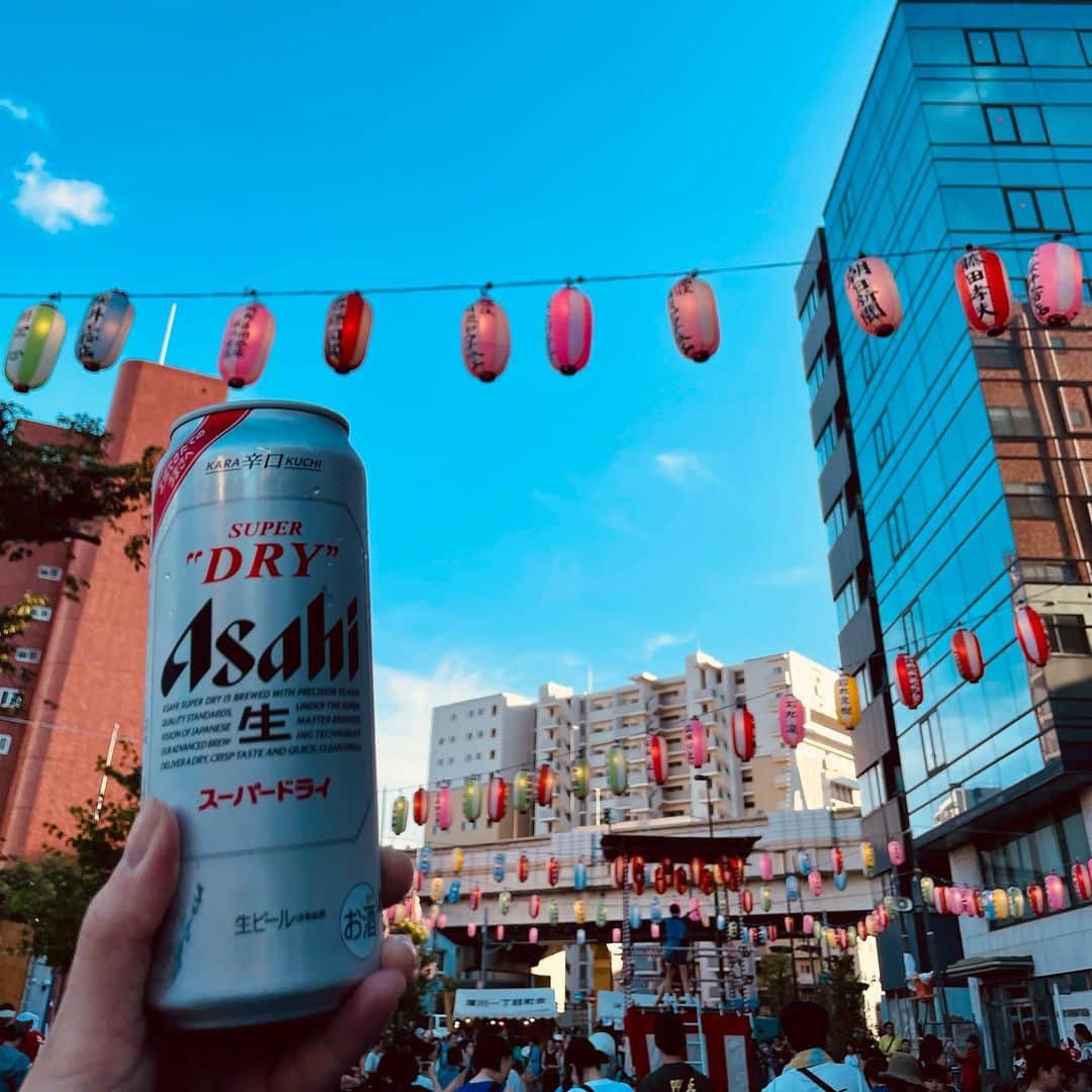 ナカヤマユキコさんのインスタグラム写真 - (ナカヤマユキコInstagram)「.    やっと感染症対策が緩和された夏🌅   今年こそは！と思って 息子を連れて色々な夏祭りを巡りました🏮     いつものみんなが集まってくれた夜なんて 屋台に盆踊りに花火にビールに 最高に楽しい夏の思い出が出来上がりました🥺🙏🏻ありがとう♡       やっぱり夏はこうじゃなきゃね❤️‍🔥             #夏祭り #東京 #下町 #男の子ママ #こどものいる暮らし」8月14日 15時03分 - iam_uk
