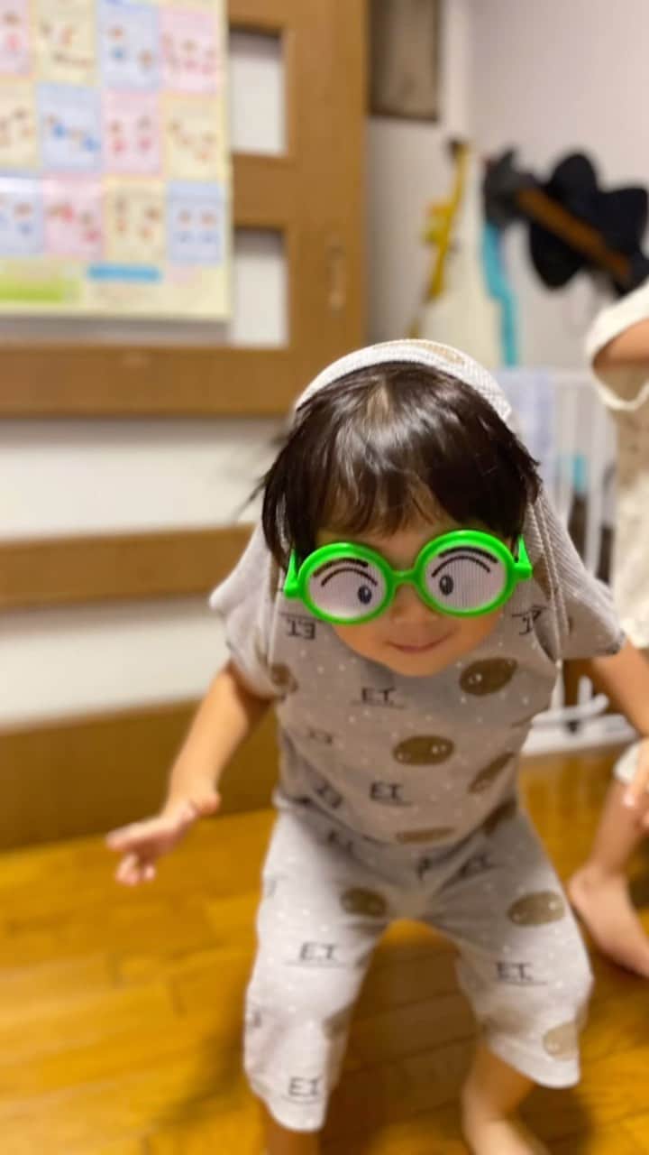 岡田義徳のインスタグラム：「トミカ博を終えてしばらく経ちますが、 トミカのスライダーが欲しい我が子弟  なのでダンボールで作りました。  トミカスライダー。  #トミカ #プラレール #自作スライダー #なかなか遊べる」