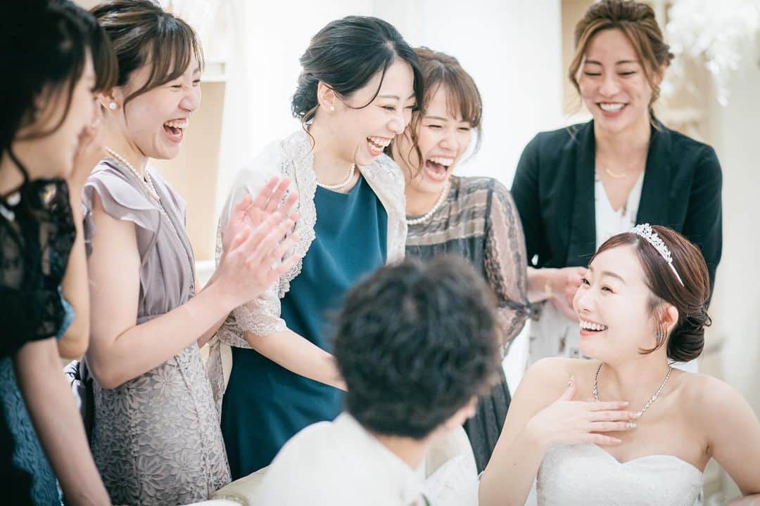 アニヴェルセル 大阪 公式のインスタグラム：「今日はご披露宴でのご様子をシェア♪  アニヴェルセル大阪ではお2人とゲストの皆様との距離感を大切にしております♪  お二人のことが大好きな皆様に囲まれて過ごす時間はやっぱり特別なもの、、、✨  是非、お写真でも形に残しておきたいですね♡  @anniversaire_official  @anniversaire_osaka   ＿＿＿＿＿＿＿＿＿＿＿＿＿＿＿＿＿＿＿＿＿＿  大阪・難波の結婚式場 アニヴェルセル 大阪 @anniversaire_osaka  ▫️ドレスが映えるロイヤルブルーの大聖堂 ▫️天候に左右されないフラワーシャワースペース ▫️なんば駅すぐに佇むお城のような外観  特別な空間で憧れのウェディングが叶います ＿＿＿＿＿＿＿＿＿＿＿＿＿＿＿＿＿＿＿＿＿＿  #結婚式 #ウェディング #アニヴェルセル #アニヴェルセル大阪 #大阪結婚式場 #大阪結婚式 #なんば結婚式 #なんば結婚式場  #プレ花嫁 #アニ嫁 #2023花嫁 #2024花嫁 #式場見学 #式場探し #ブライダルフェア #フォトウェディング #ウエディングフォト #大聖堂 #大聖堂ウェディング #披露宴 #写真タイム #ガーデン」