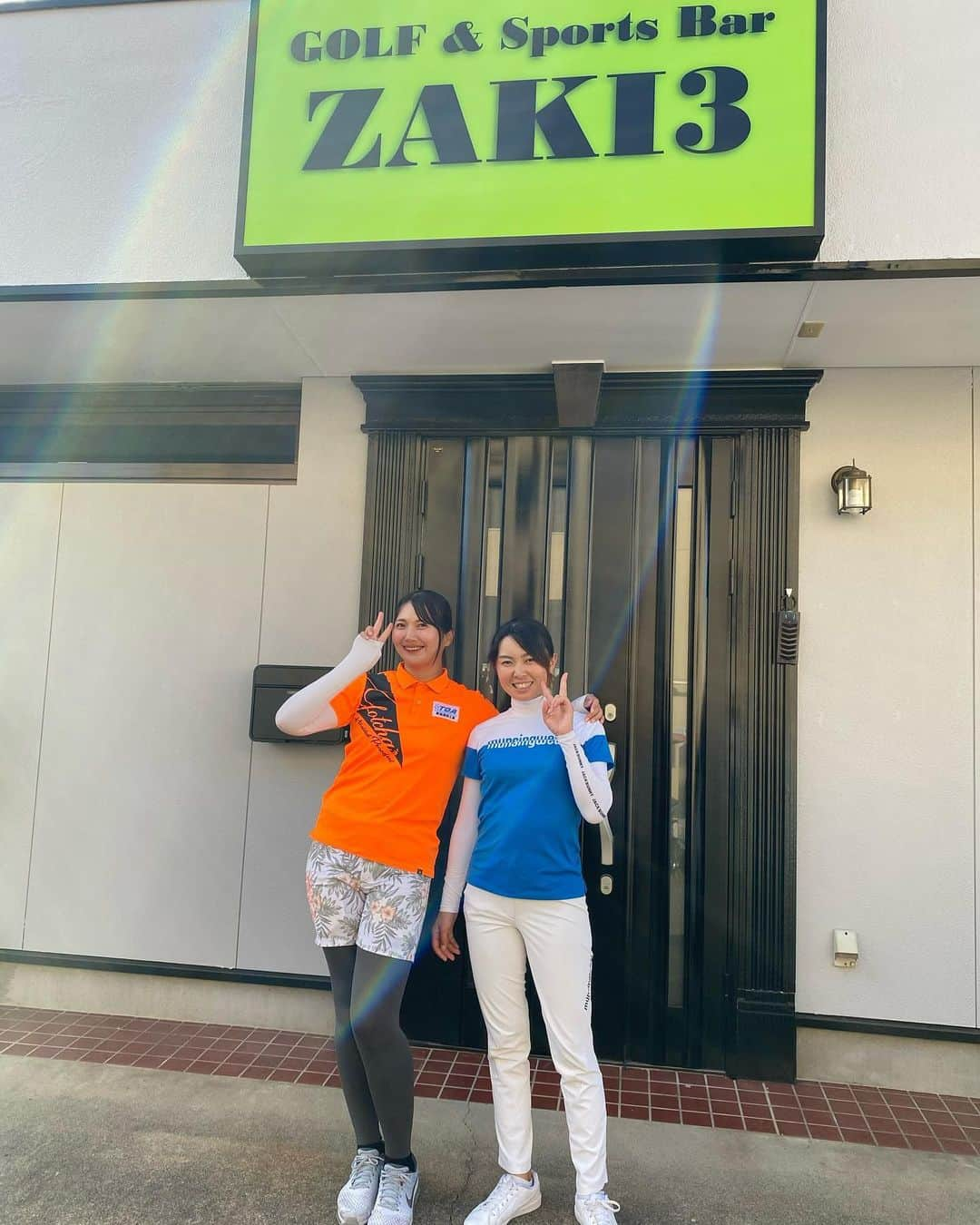 石山千晶のインスタグラム：「⁡ Golf&Sports Bar ZAKI3 @barzaki3   いつもお世話になっている方が福島県郡山市で インドア練習場&BARをオープンされて 今回はそちらの記念コンペに鈴音ちゃんと一緒に 呼んでいただきました✨  @nakatani._.suzune   郡山市で初のシュミレーション導入だそうです😳 ⁡ とても居心地のいいお店で、練習はもちろん、 仲間とお酒を飲みながらシュミレーションゴルフ なんて素敵じゃないですか？☺️ ⁡ 是非みなさん行ってみてね〜💓 オーナーの方はちょっとコワモテだけど とっても優しい良い方です🤣 ⁡ #福島県郡山市 #golfandsportsbarzaki3 #シュミレーションゴルフ」