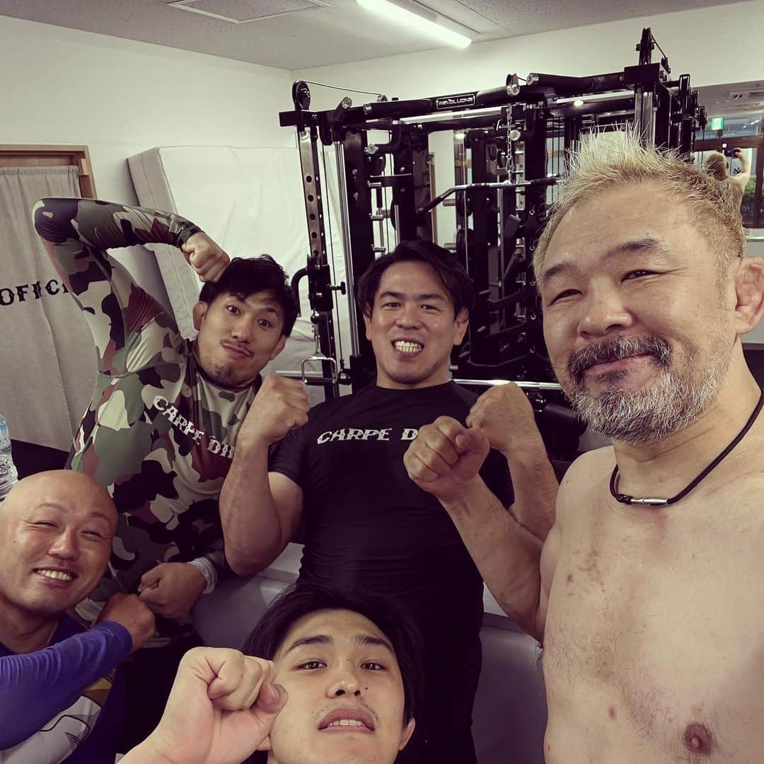 saku39shopのインスタグラム：「. 【Training】 . カルぺに練習行ってきました。 みんな強かったです。 そして筋肉モリモリ！ 待っとけ、B-TEAM🔥🔥🔥 世羅くん！　次、QUINTET.4頑張ってね！ . @carpediembjj_yoko @masacdbjj @tomoshigecdbjj . #桜庭和志 #carpediem_yokohama #carpediembjj #長田雅仁 さん #世羅智茂 選手 #QUINTET #QUINTET4 #横浜アリーナ #世羅頼み」