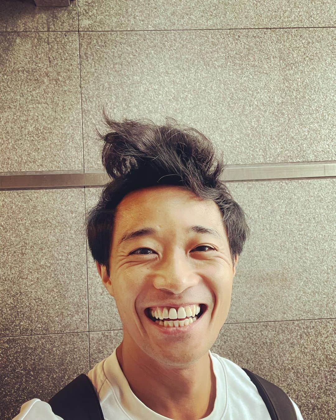 shojiのインスタグラム：「踊ピポリハ終了！ 前髪が目に入るからヘアゴムで縛ってたらとんでもない髪型になった😂  どうにもならないからこのまま渋谷を通過するので、見かけても話しかけないでね😂  Awful hair after rehearsal😂 Shouldn’t have forgotten a hat😱  #リハあるある  #stkgz #シッキン #シットキングス #shoji #持田将史　#踊ピポ　#ザシット」