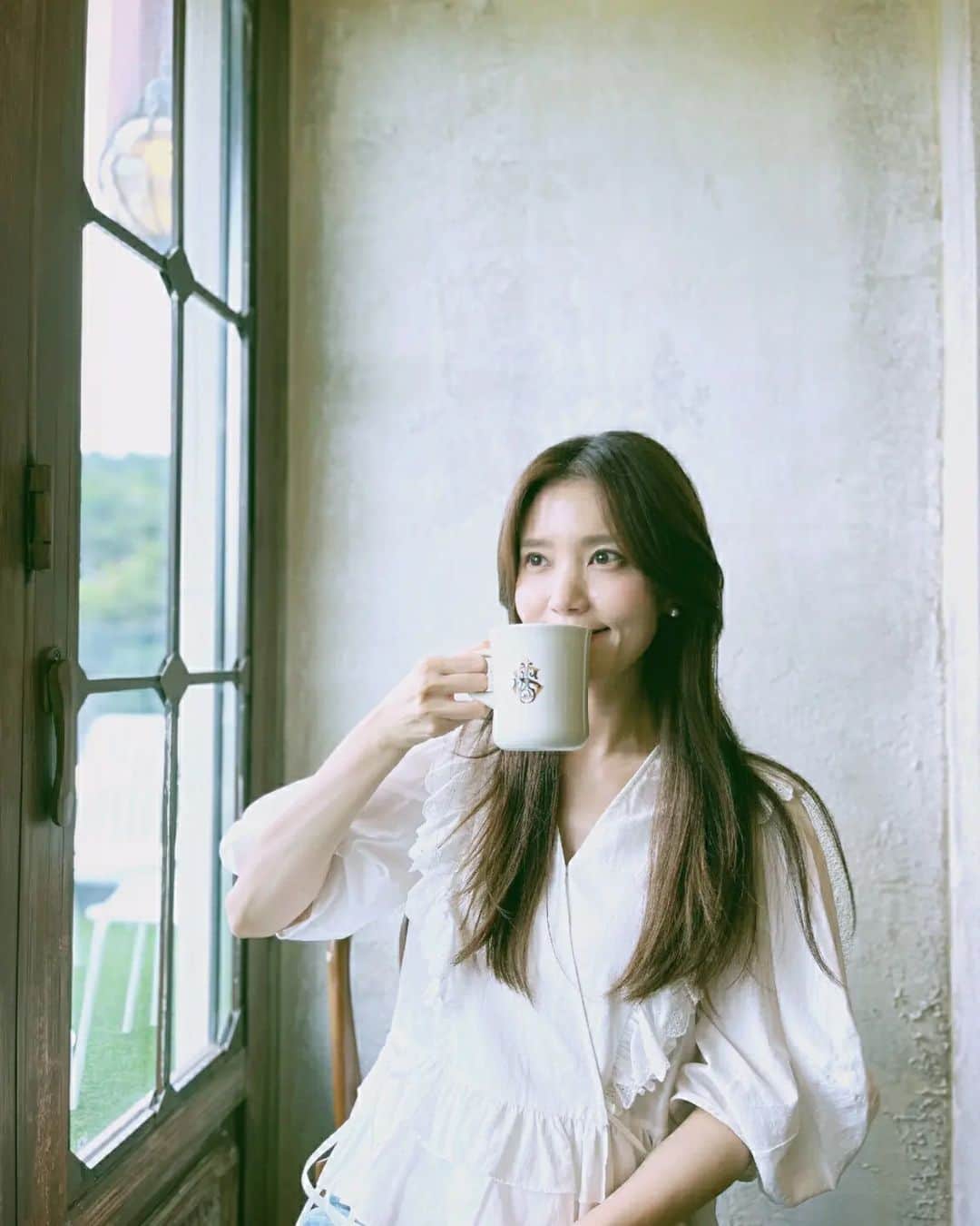 チョン・シアさんのインスタグラム写真 - (チョン・シアInstagram)「햇살이 들어오는 창가에서 커피마시며 책읽기☕ 내가 참 좋아하는 시간❤」8月14日 15時30分 - jung.sia
