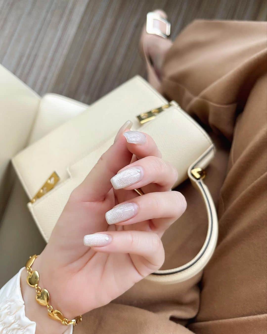 ___mikik___さんのインスタグラム写真 - (___mikik___Instagram)「new nail 🌜 左はミラー、右は細フレンチ. 小さいストーンを3つずつ. ベージュトーンのシンプルな気分🤍」8月14日 15時38分 - ___mikik___