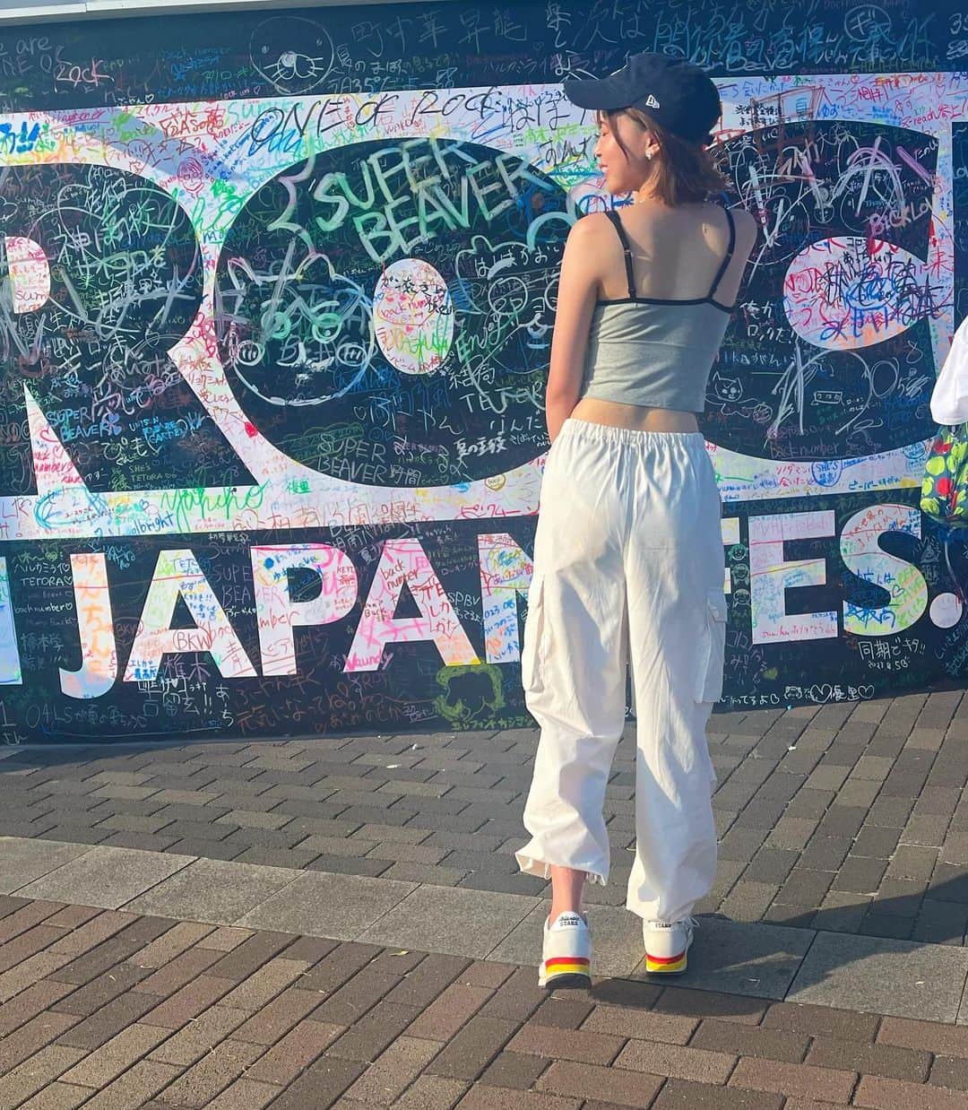蒼乃茜さんのインスタグラム写真 - (蒼乃茜Instagram)「こんにちは！ 蒼乃茜　@aono_akane です！  8.5 Rock in Japan fes🎤行ってきました〜！！！  歩きやすいようにシューズで参戦。  アトランティックスターズ履きやすい！ 前にイベントの時に頂いたもの🥹かわいくて愛用してます！  ありがとう♡  この日の気温30度超えで、 お昼すぎには着いてたけど軽い熱中症でバテてました🫨  皆んなの熱気とテンションに持ってかれて いつの間にか頭ふわふわに…笑  救護室も倒れてる人多くて🥲 こういう時のイベントナースって やってみたい気持ちあったけど 暑い中動いてるのみて、まね出来ないと思った🥹  働くナースえらい！！！  そんな中優里の曲も無事聴けました😚❤‍🔥生歌最高でした！  皆んなの好きなアーティスト誰ですか？？🫶  #rockinjapan #ロッキンジャパン  #jフェス #生歌 #ライブ参戦 #夏の思い出」8月14日 15時32分 - aono_akane