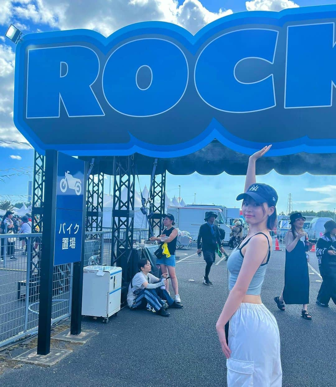 蒼乃茜のインスタグラム：「こんにちは！ 蒼乃茜　@aono_akane です！  8.5 Rock in Japan fes🎤行ってきました〜！！！  歩きやすいようにシューズで参戦。  アトランティックスターズ履きやすい！ 前にイベントの時に頂いたもの🥹かわいくて愛用してます！  ありがとう♡  この日の気温30度超えで、 お昼すぎには着いてたけど軽い熱中症でバテてました🫨  皆んなの熱気とテンションに持ってかれて いつの間にか頭ふわふわに…笑  救護室も倒れてる人多くて🥲 こういう時のイベントナースって やってみたい気持ちあったけど 暑い中動いてるのみて、まね出来ないと思った🥹  働くナースえらい！！！  そんな中優里の曲も無事聴けました😚❤‍🔥生歌最高でした！  皆んなの好きなアーティスト誰ですか？？🫶  #rockinjapan #ロッキンジャパン  #jフェス #生歌 #ライブ参戦 #夏の思い出」