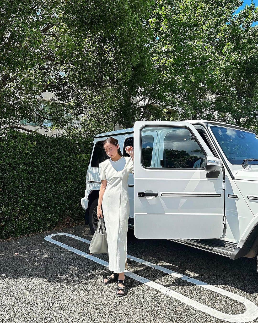 ソンイのインスタグラム：「そういえばフィードに載せれてなかった我が家の2台目の車は免許取る前からずっと憧れてたゲレンデ🤍  納車されてから9ヶ月、毎日運転してたらすっかりこの大きさにも慣れました✌🏻  駐車場が狭いとわかってる時はjeepにしてるけど🫡 仮免時から乗っていた思い出たっぷりのjeepも次の車検前にはバイバイかなぁ💭」