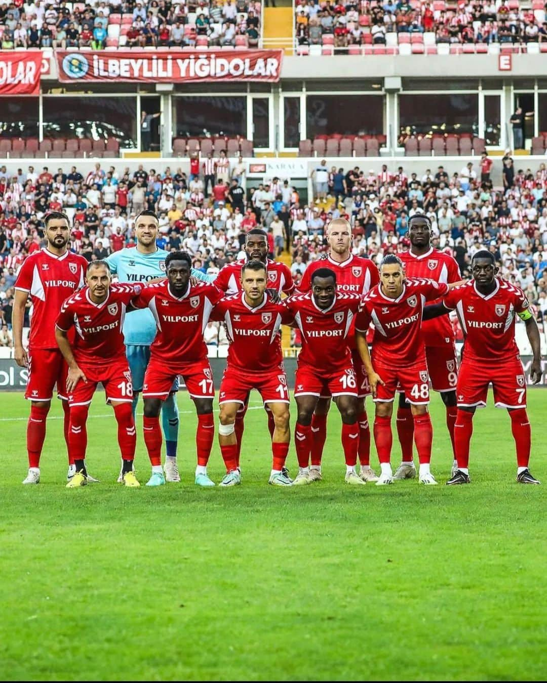 オリビエ・ヌチャムのインスタグラム：「We keep working ⚪️🔴」