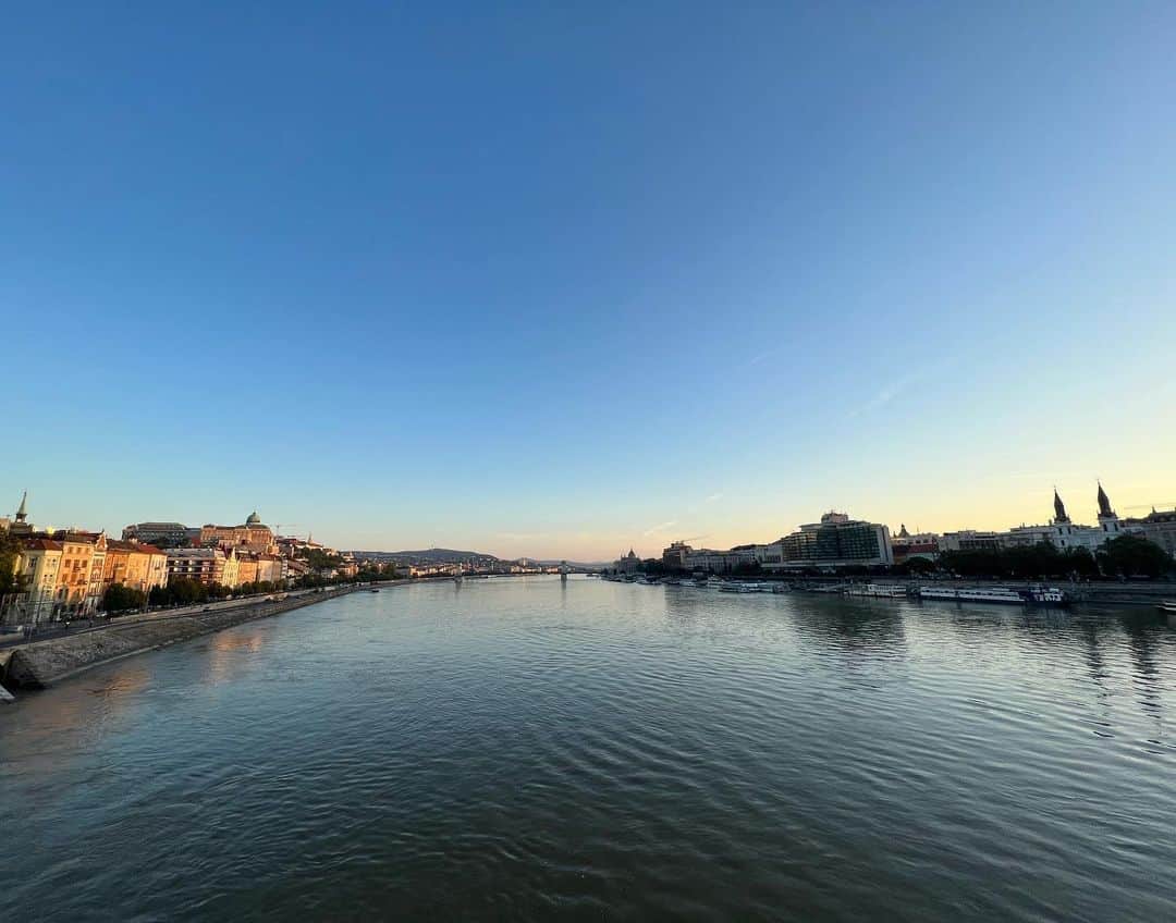 有森裕子のインスタグラム：「早朝の ドナウ川とブタペストの街並み 本当に美しい…」