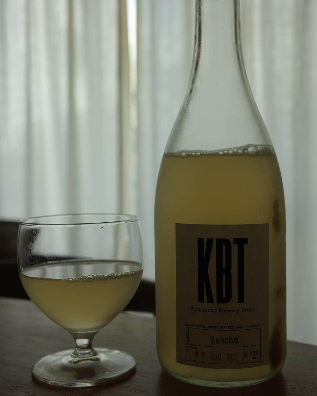 鳳山えりのインスタグラム：「コンブチャ @kbtkombucha   お茶を発酵させた飲み物だそう☀️ 何年も前にハワイで飲んで酸っぱくて飲めなかったけど、こちらは美味すぎて爆飲みでございます🤣✨  あっという間になくなりそう笑  #コンブチャ #発酵飲料 #美味しすぎる」