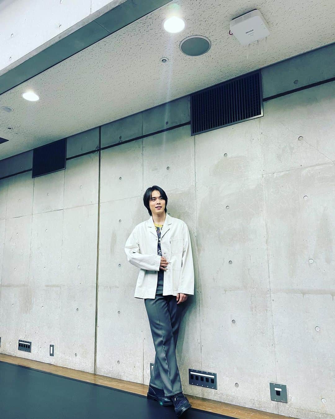 細田佳央太のインスタグラム：「*** 『メルセデス・アイス』 すでにご来場くださった皆様、ありがとうございます。  明日からは台風も来るというので、どうか皆様お気を付けて。 残りもあっという間なんだろうな。 今作が僕自身の有観客初舞台、という事もあり沢山の雑誌や新聞で作品についてお話しさせて頂きました。 明日の公演後にはポストトークもあったりね。  引き続き、頑張りますので何卒。🙇‍♂️」