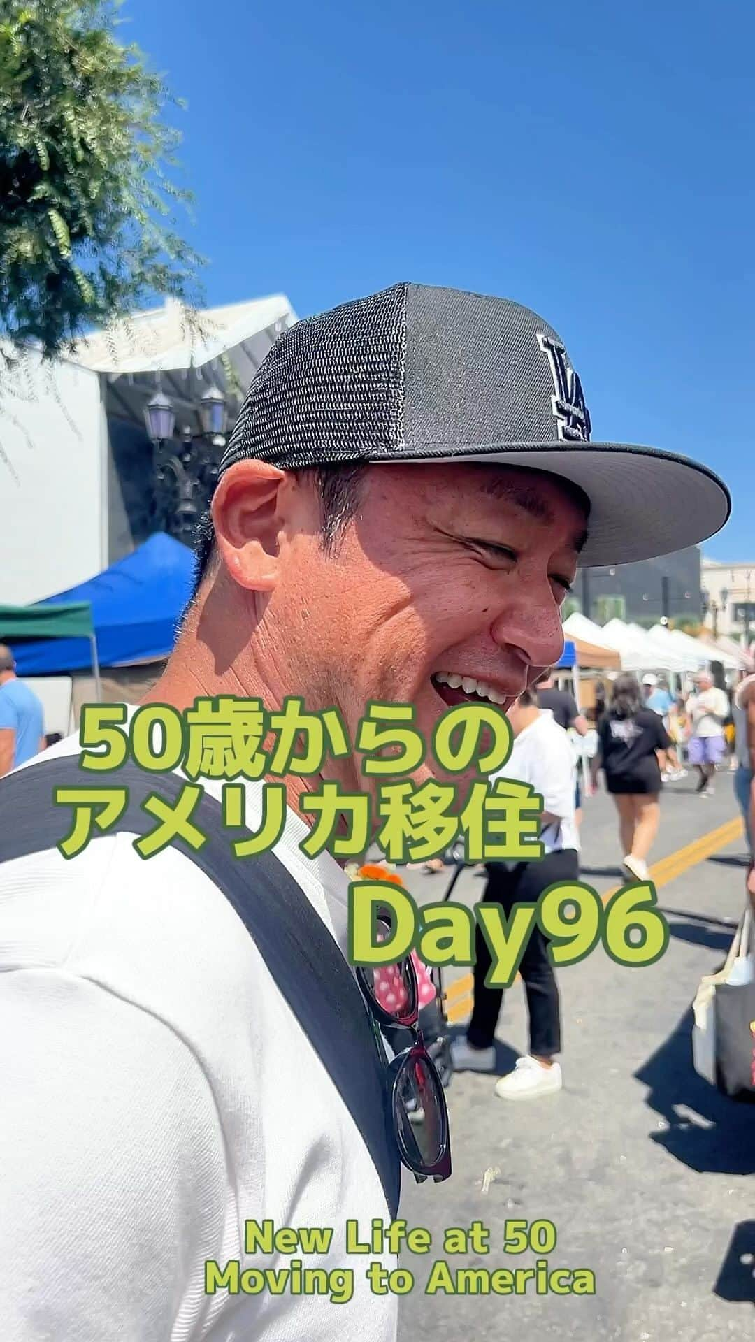 たむらけんじのインスタグラム：「#50歳からのアメリカ移住　Day96  ずっと行きたかったハリウッドのビッグファーマーズマーケット🥬🍅🌽🍇🍓🥕🥦🍑 試食回るだけで結構お腹いっぱいなります😆  僕の親父ギャグ、キマッたと思ったんやけどなぁ〜 いつもゲラなユリサに鼻で笑われました😂  100日まであと4日、 行って欲しい所とか、して欲しい事あったりする？😊  #losangeles #頑張るよ💪 #応援してね #ファーマーズマーケット #farmersmarket #100日まであと4日」