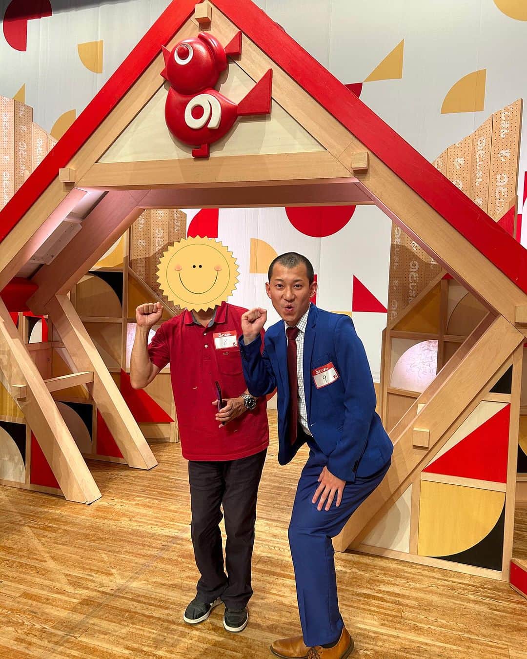 うえたけのインスタグラム：「作品タイトル「エントリーNo.9🗣️」  #沼津市民文化センター で行われた #のどじまん の本選に出場したかの様な振る舞いしておりますね🤣  ピン写を撮影しようとした時に面識あるけど連絡先交換もしていないおじさんと写真を撮りまして、「写真送って‼️」と言われたので「どうやって送りましょう❓」と返すと「分からない🤷」と言われたままの写真があったのでここに載せておきます🕺 良い思い出です⭕️」
